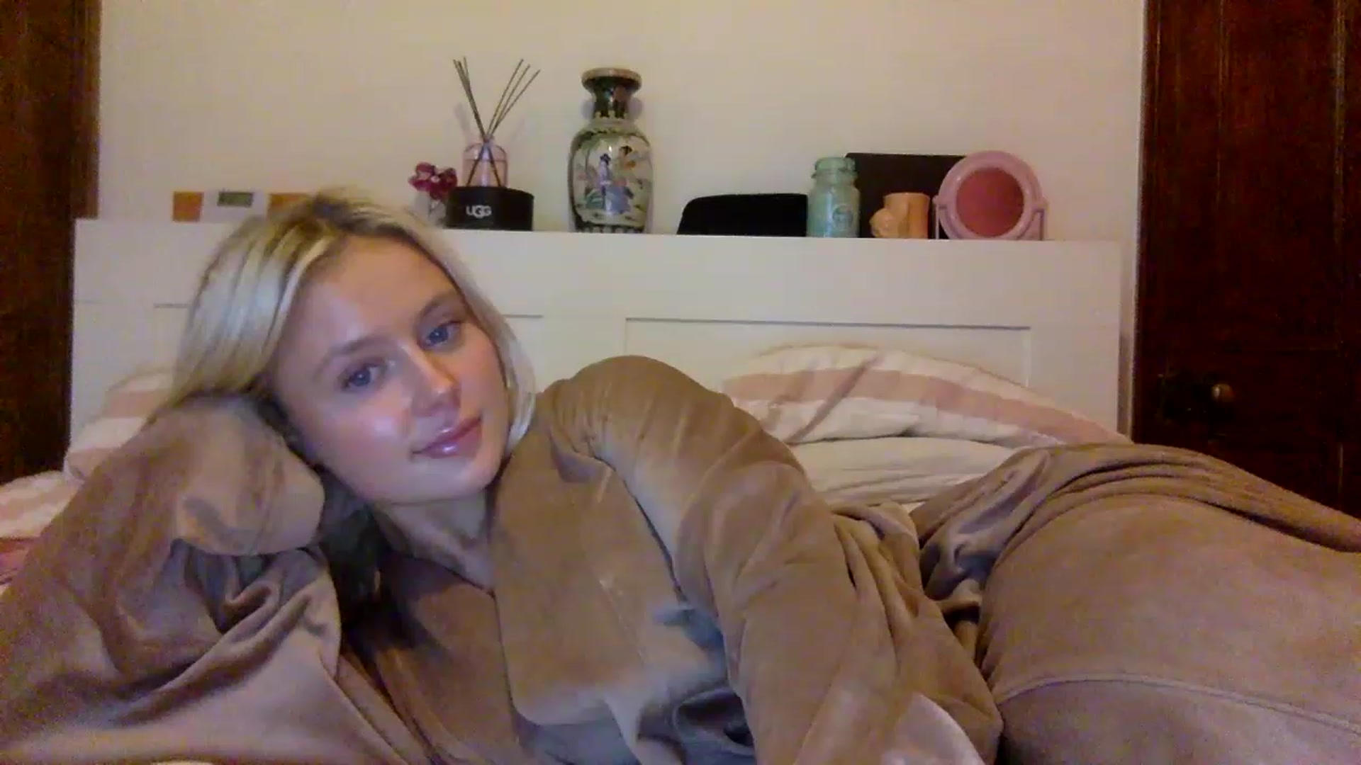 Gallery image thumbnail from BeaSaitou's myfreecams stream on, 12/12/2022, 15:32 image 16 of 20