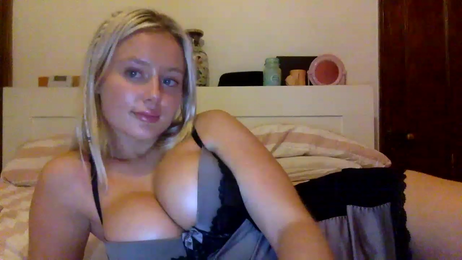 Gallery image thumbnail from BeaSaitou's myfreecams stream on, 12/12/2022, 16:07 image 12 of 20