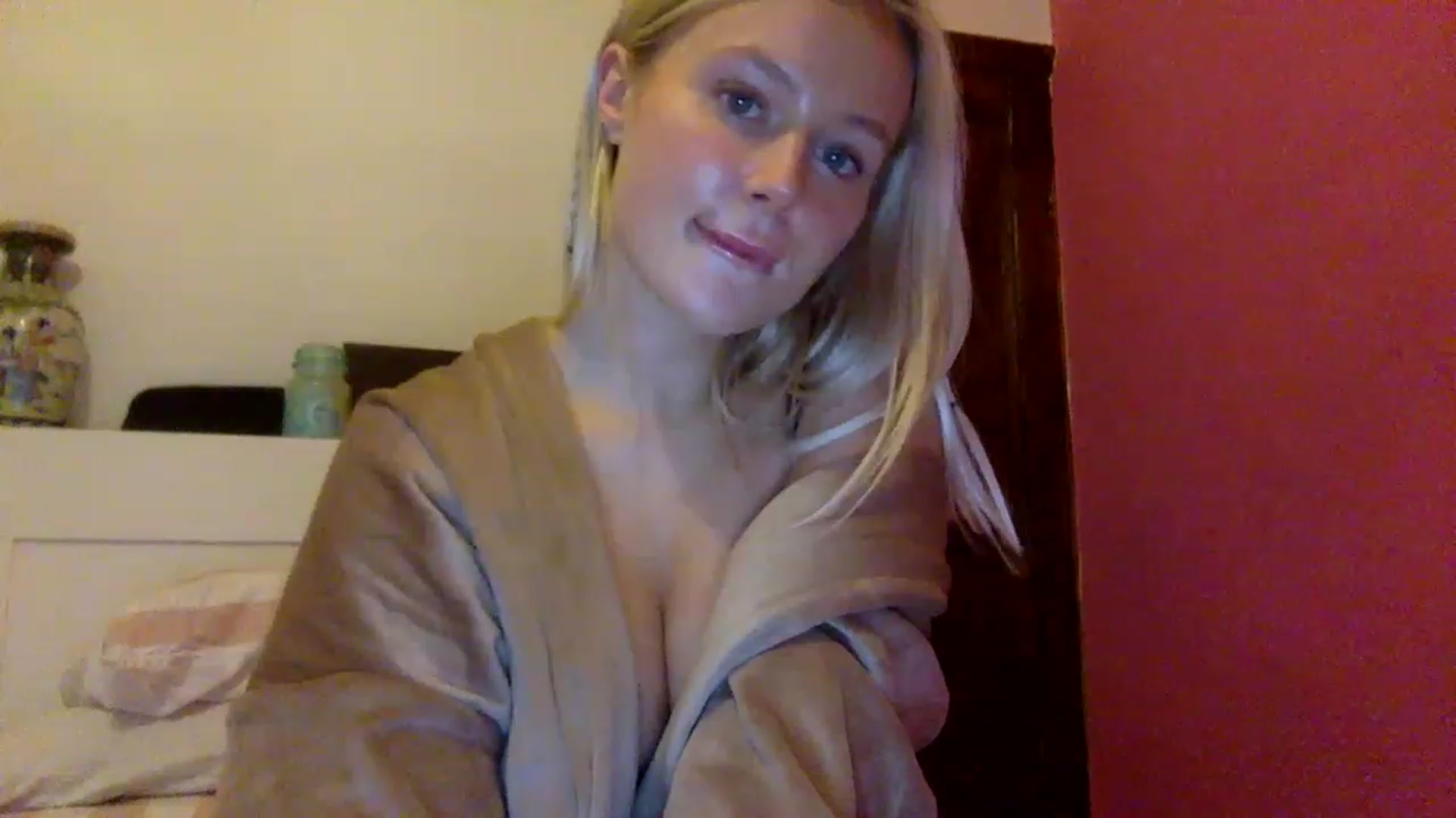 Gallery image thumbnail from BeaSaitou's myfreecams stream on, 12/12/2022, 16:07 image 4 of 20