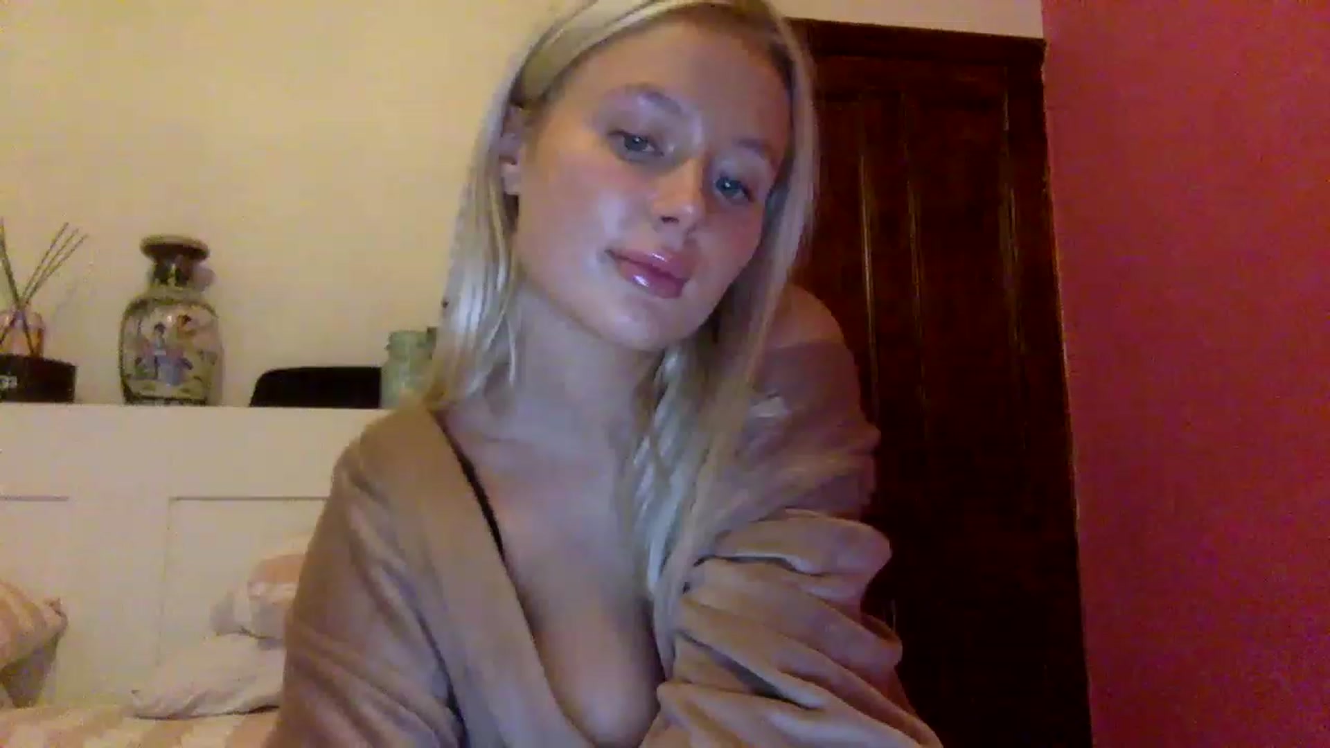 Gallery image thumbnail from BeaSaitou's myfreecams stream on, 12/12/2022, 16:07 image 1 of 20