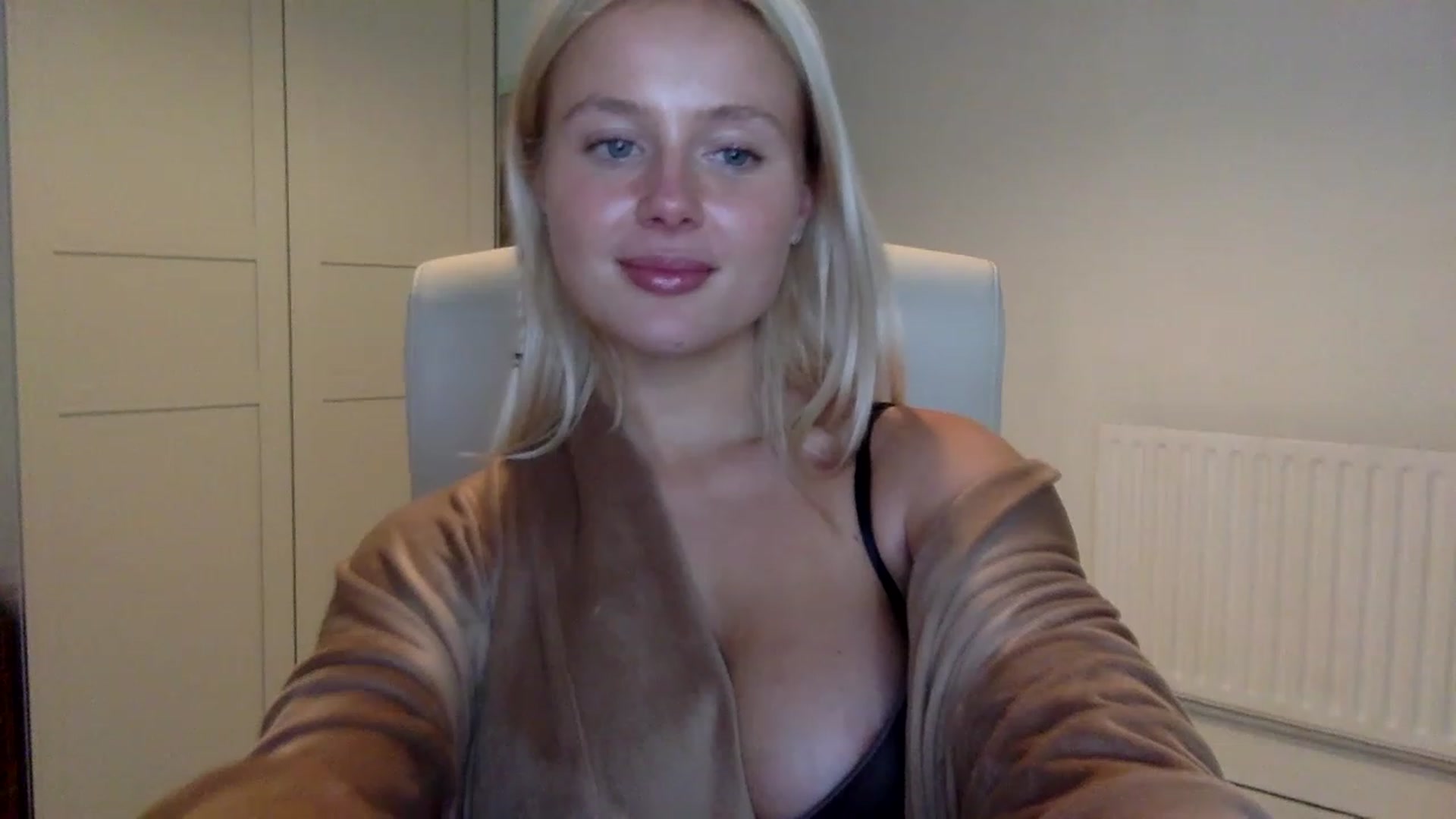 Gallery image thumbnail from BeaSaitou's myfreecams stream on, 12/12/2022, 21:45 image 2 of 20