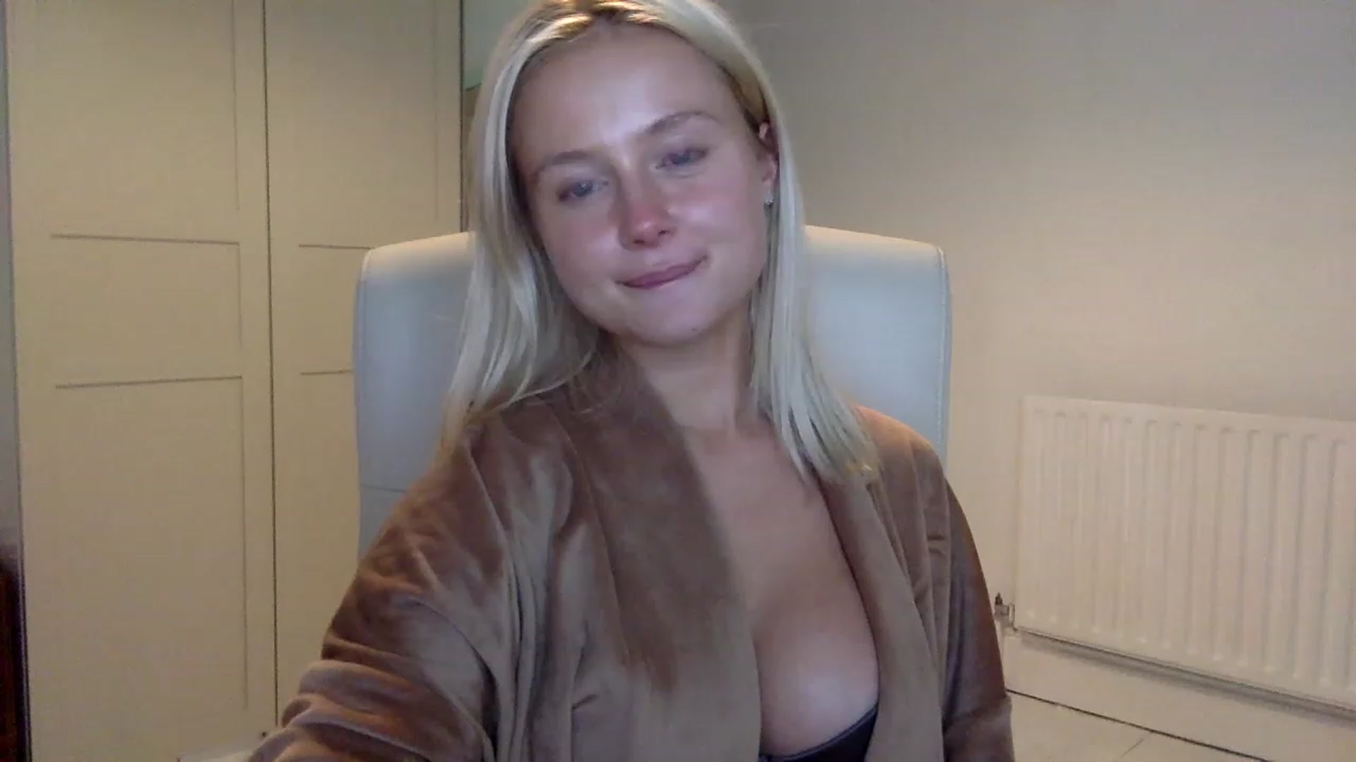 Gallery image thumbnail from BeaSaitou's myfreecams stream on, 12/12/2022, 21:45 image 18 of 20