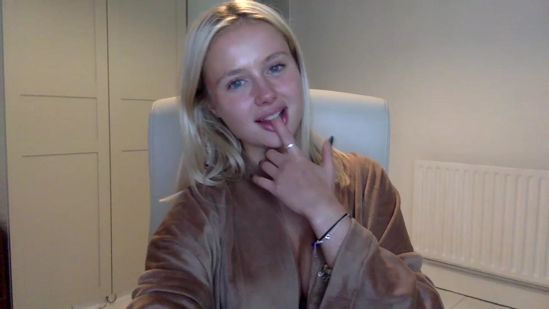 Gallery image thumbnail from BeaSaitou's myfreecams stream on, 12/12/2022, 21:45 image 19 of 20