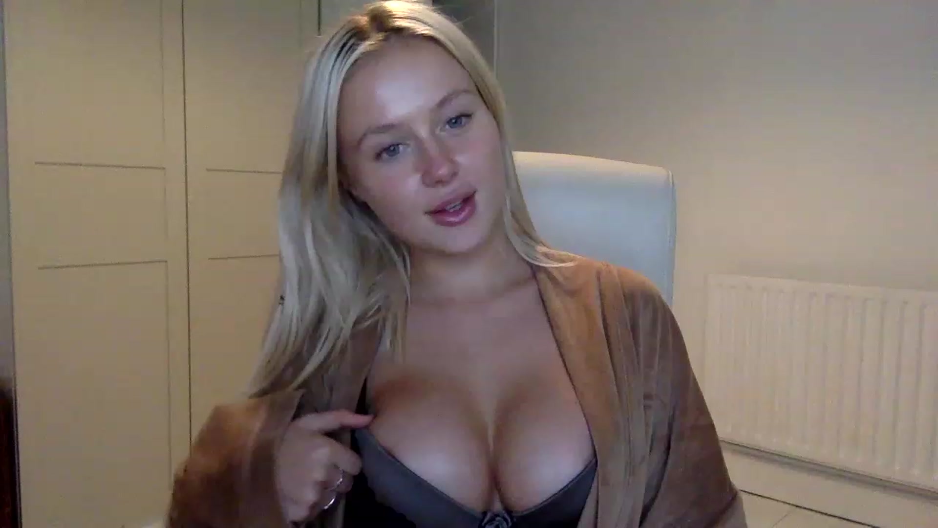 Gallery image thumbnail from BeaSaitou's myfreecams stream on, 12/12/2022, 21:45 image 4 of 20