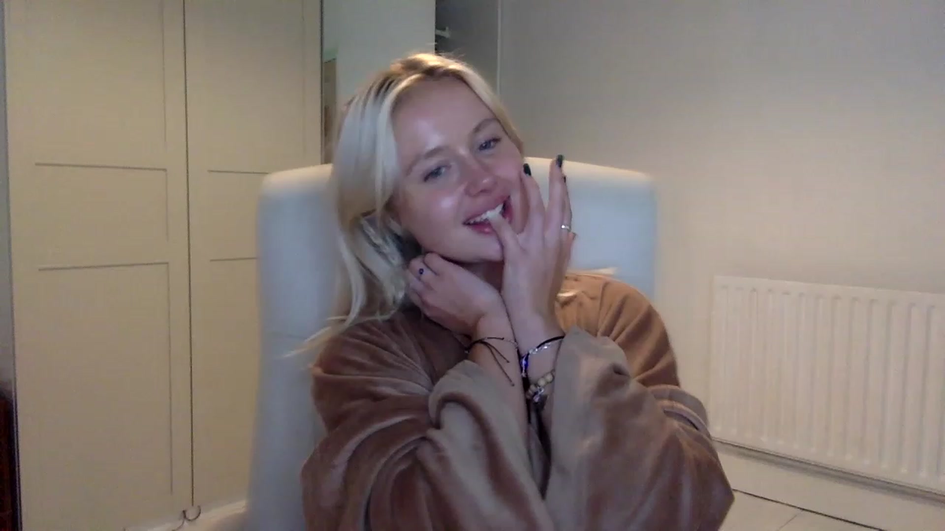 Gallery image thumbnail from BeaSaitou's myfreecams stream on, 12/12/2022, 21:45 image 13 of 20