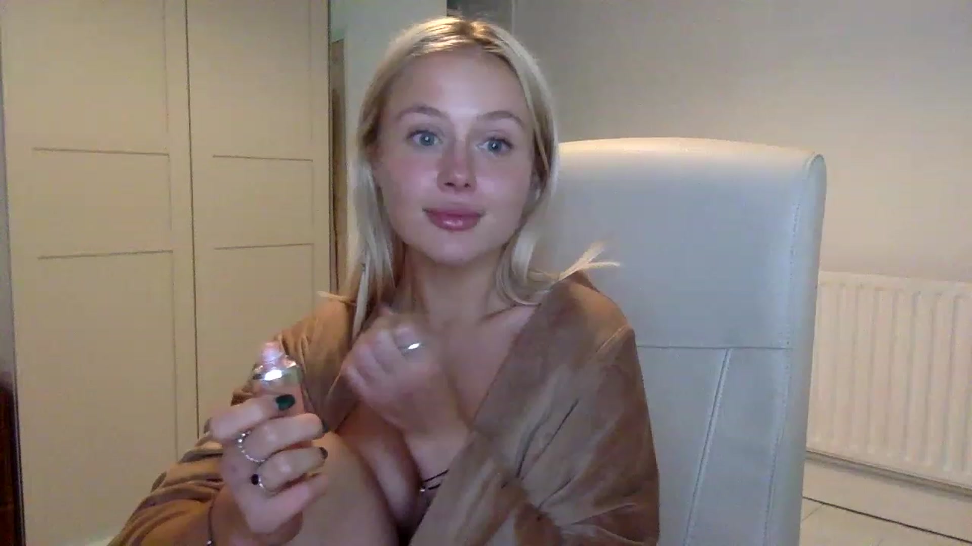 Gallery image thumbnail from BeaSaitou's myfreecams stream on, 12/12/2022, 22:06 image 7 of 20