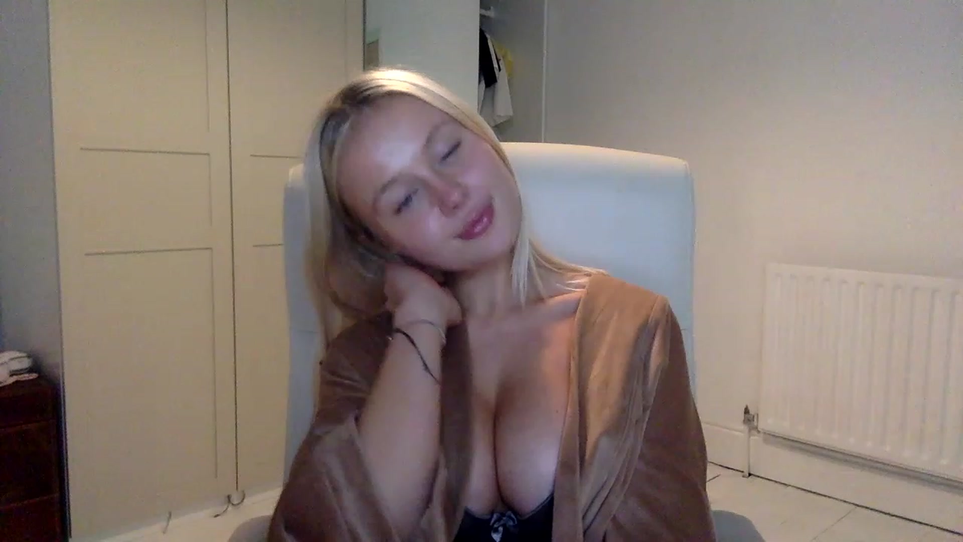 Gallery image thumbnail from BeaSaitou's myfreecams stream on, 12/12/2022, 22:06 image 11 of 20