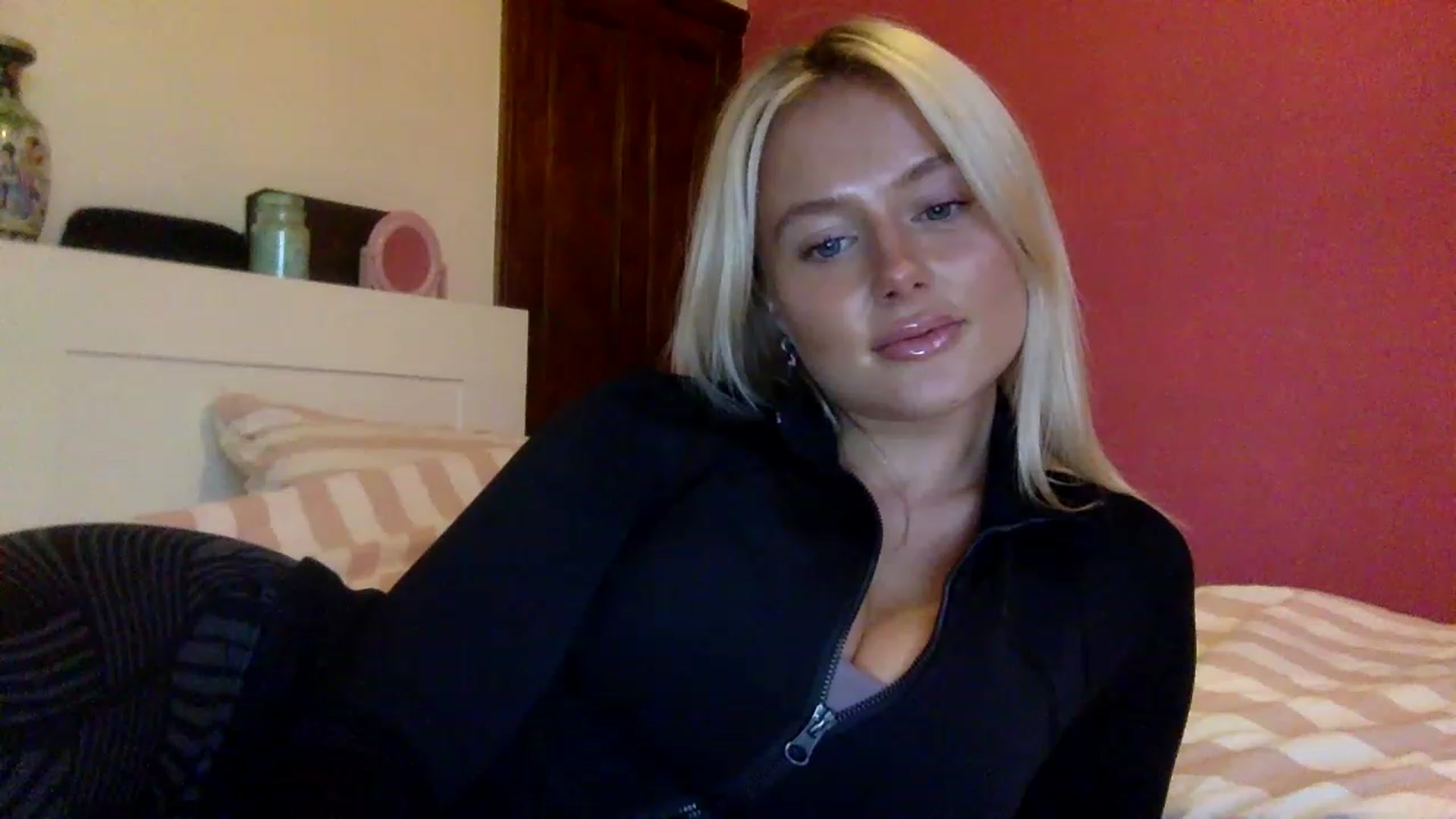 Gallery image thumbnail from BeaSaitou's myfreecams stream on, 12/15/2022, 16:12 image 17 of 20