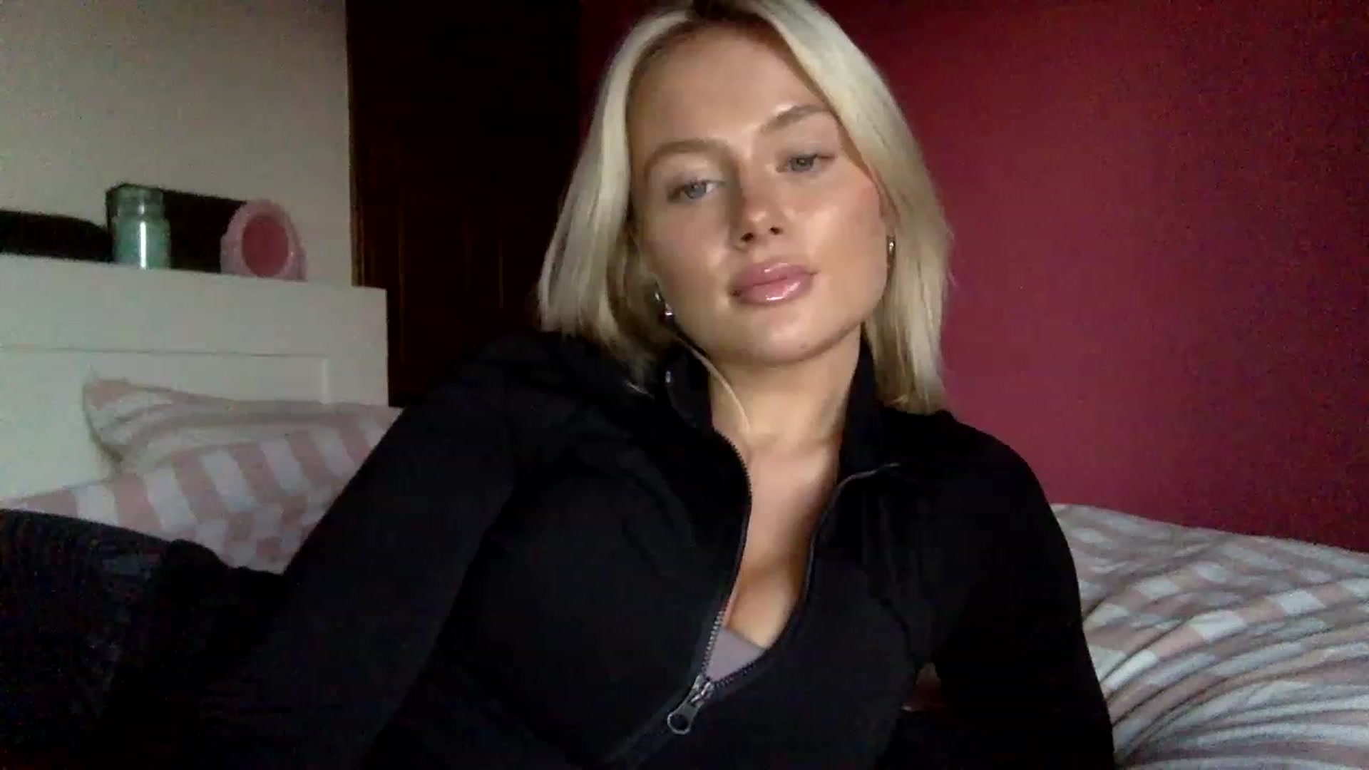 Gallery image thumbnail from BeaSaitou's myfreecams stream on, 12/15/2022, 16:12 image 14 of 20