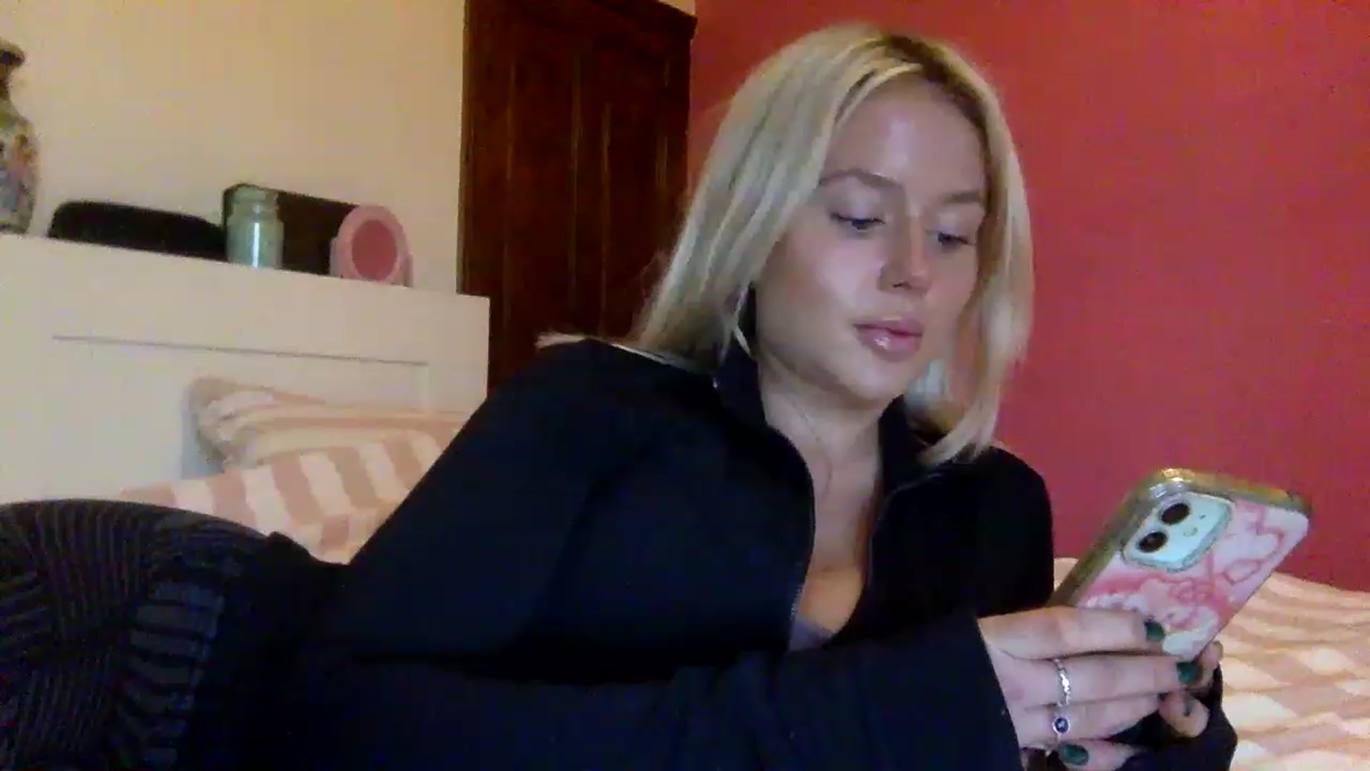Gallery image thumbnail from BeaSaitou's myfreecams stream on, 12/15/2022, 16:12 image 16 of 20