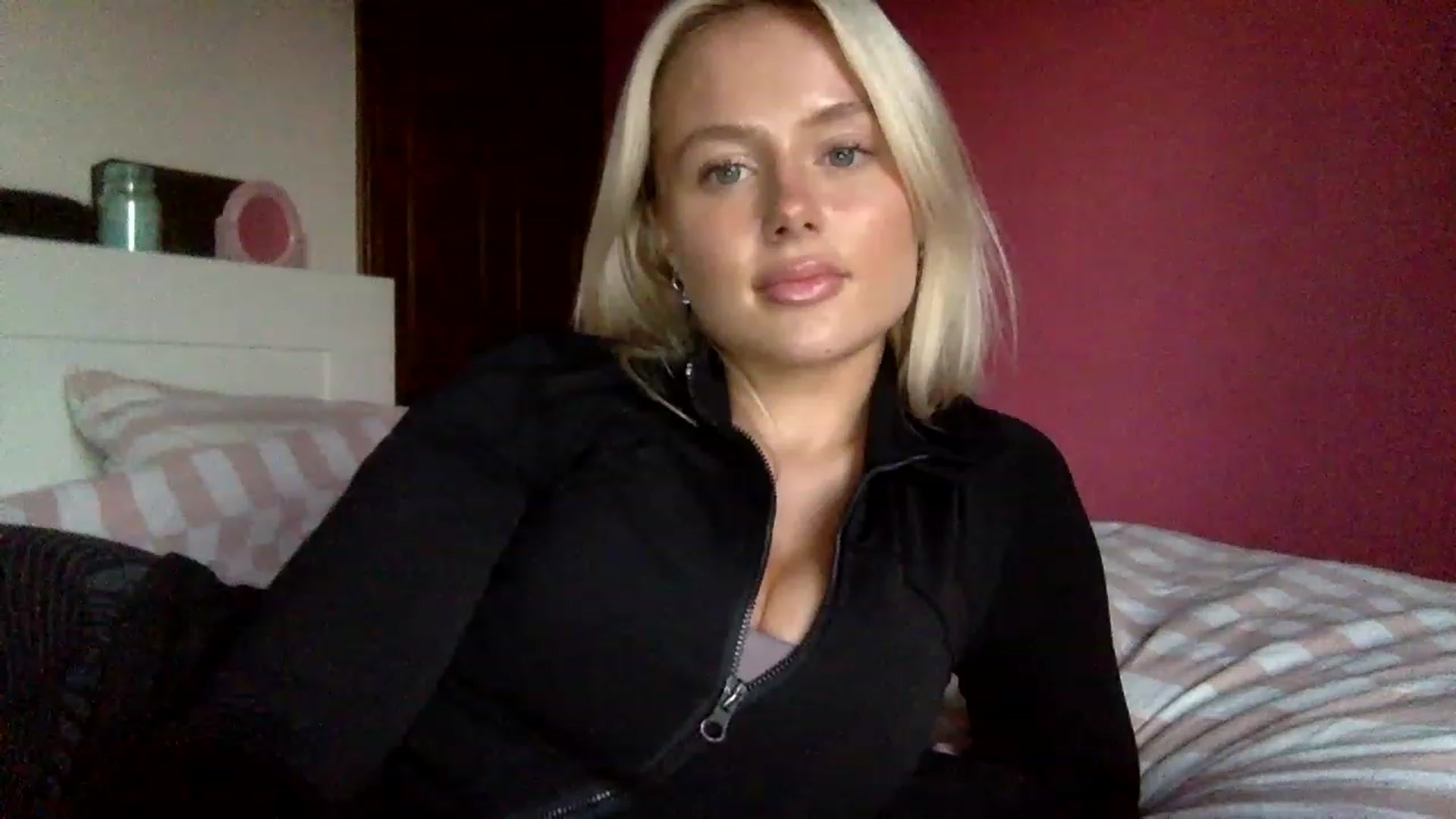 Gallery image thumbnail from BeaSaitou's myfreecams stream on, 12/15/2022, 16:12 image 13 of 20