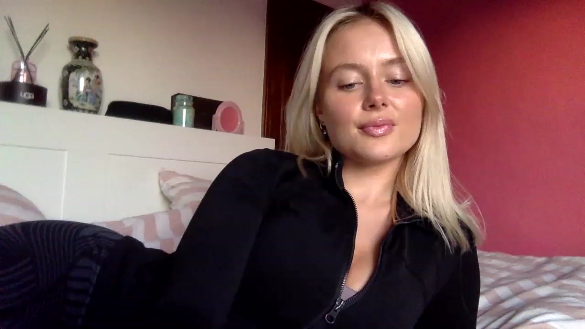 Gallery image thumbnail from BeaSaitou's myfreecams stream on, 12/15/2022, 16:12 image 3 of 20