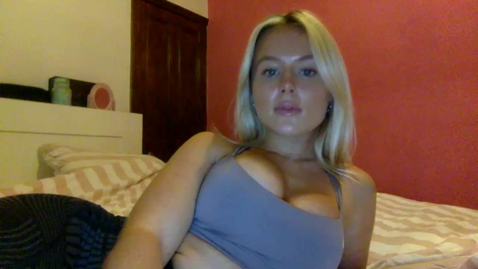 Gallery image thumbnail from BeaSaitou's myfreecams stream on, 12/15/2022, 16:56 image 14 of 20