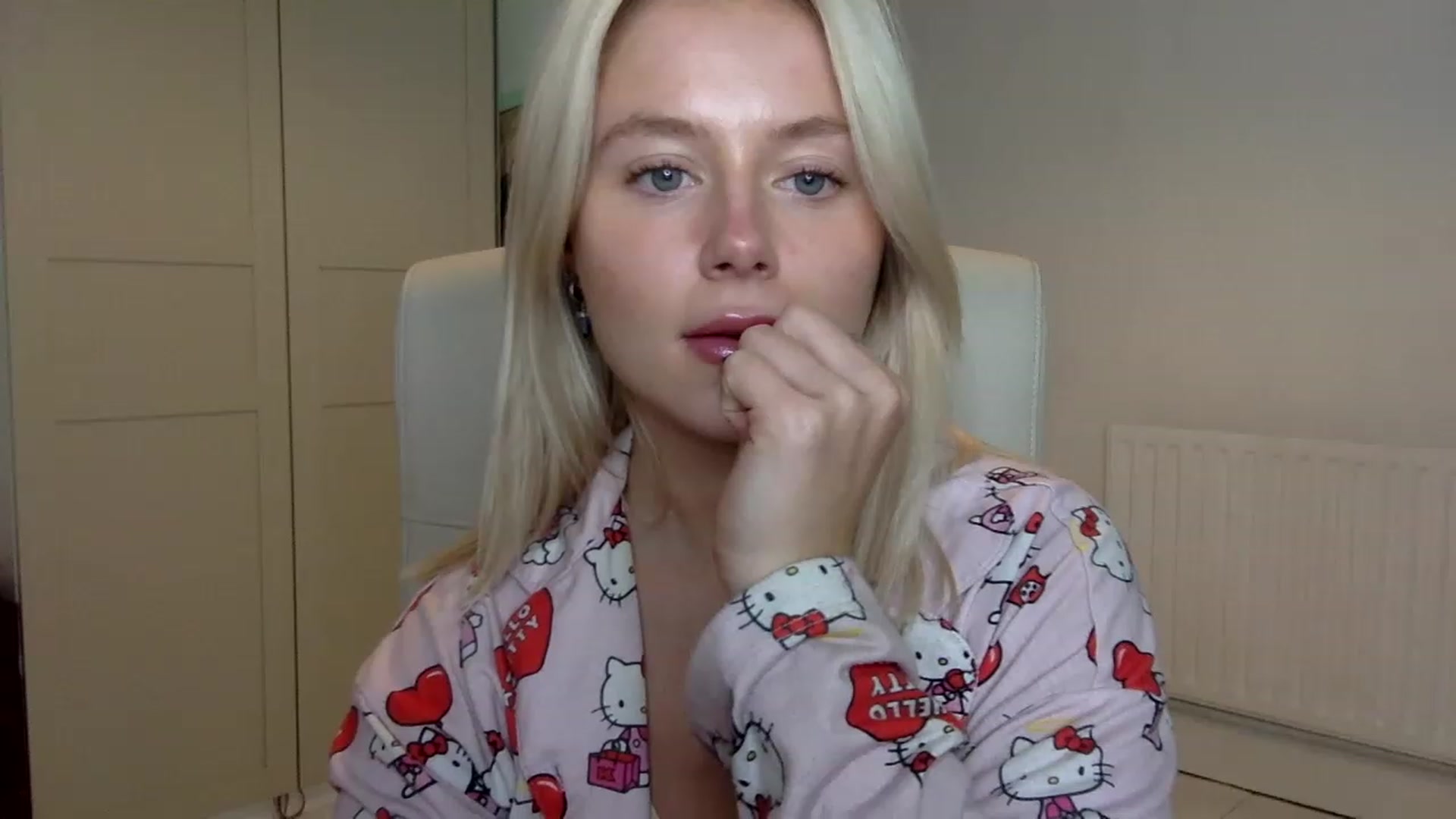 Gallery image thumbnail from BeaSaitou's myfreecams stream on, 12/15/2022, 22:30 image 20 of 20