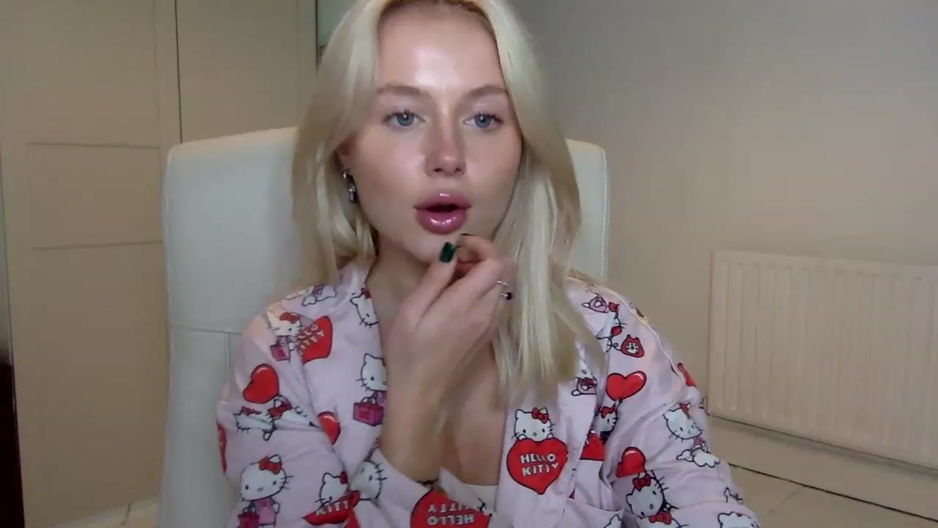 Gallery image thumbnail from BeaSaitou's myfreecams stream on, 12/15/2022, 22:30 image 15 of 20