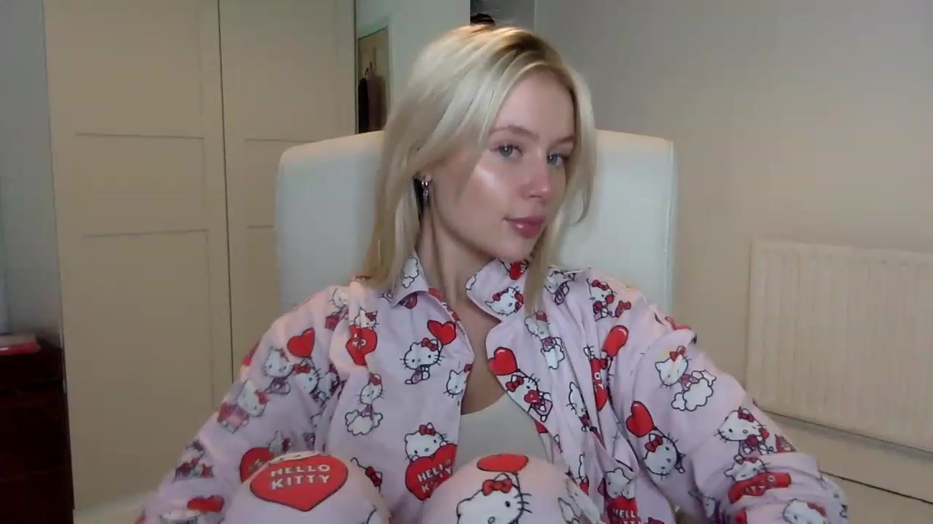Gallery image thumbnail from BeaSaitou's myfreecams stream on, 12/15/2022, 22:30 image 5 of 20