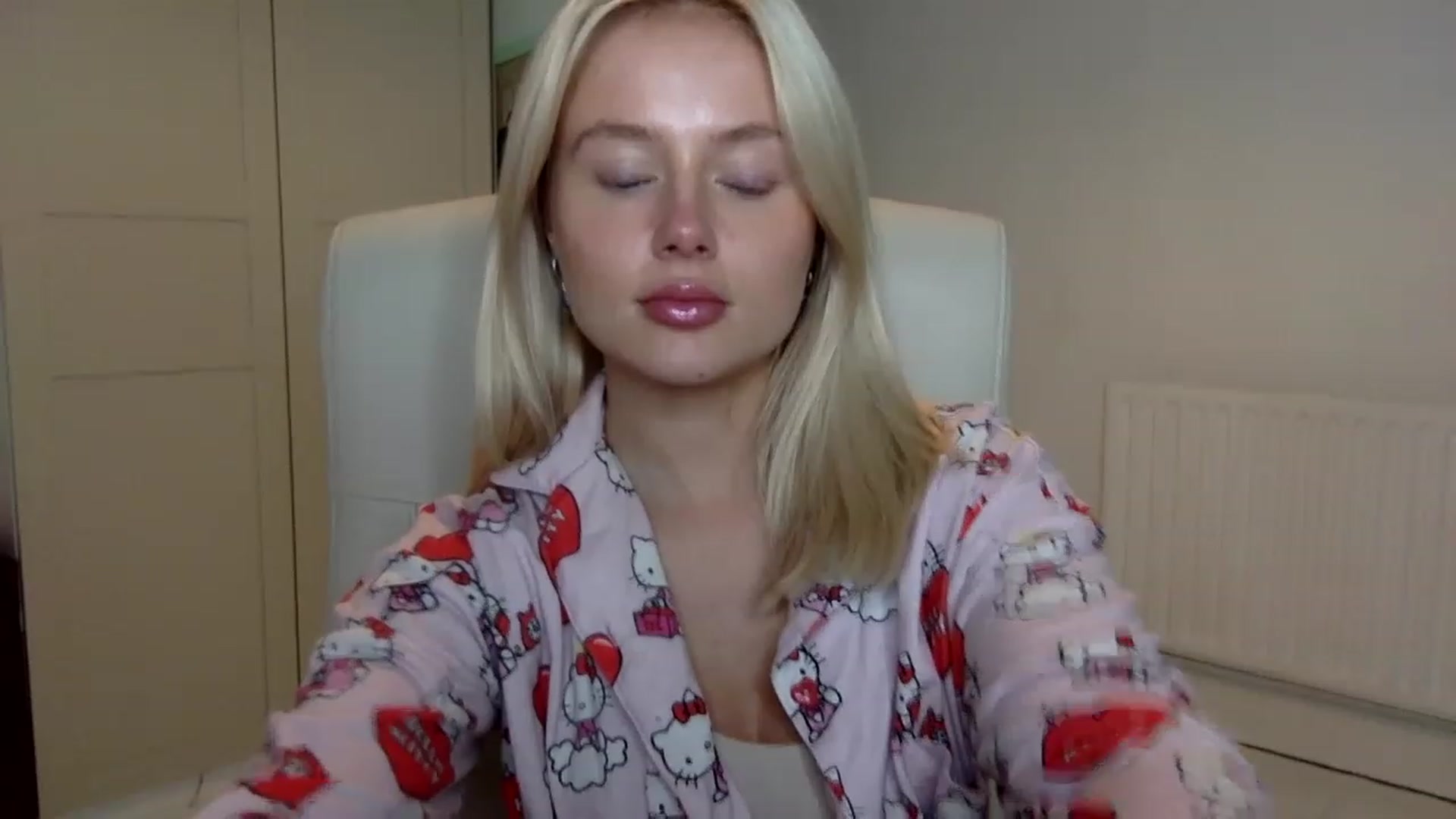 Gallery image thumbnail from BeaSaitou's myfreecams stream on, 12/15/2022, 22:30 image 12 of 20