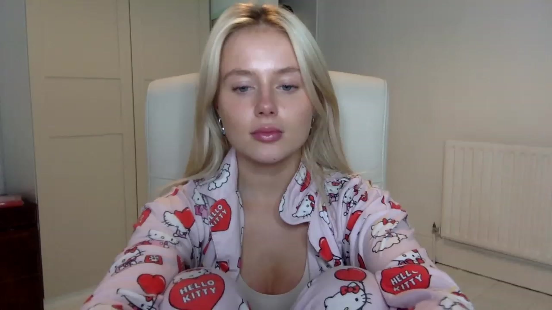 Gallery image thumbnail from BeaSaitou's myfreecams stream on, 12/15/2022, 22:30 image 3 of 20