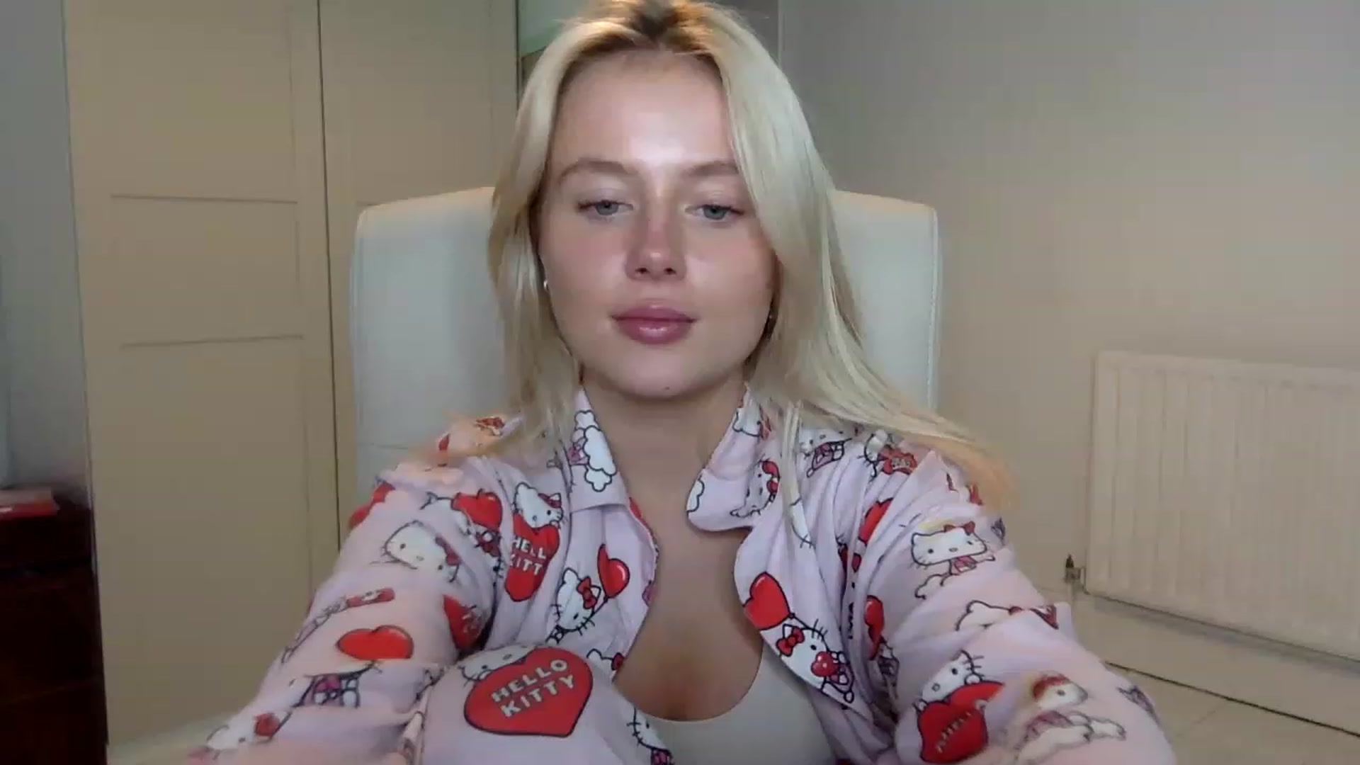 Gallery image thumbnail from BeaSaitou's myfreecams stream on, 12/15/2022, 22:30 image 6 of 20