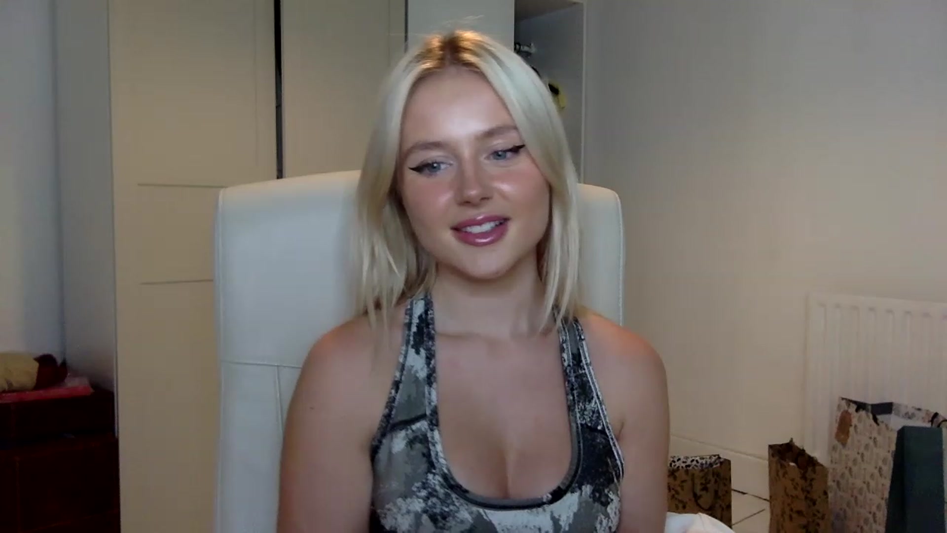 Gallery image thumbnail from BeaSaitou's myfreecams stream on, 12/19/2022, 17:11 image 17 of 20