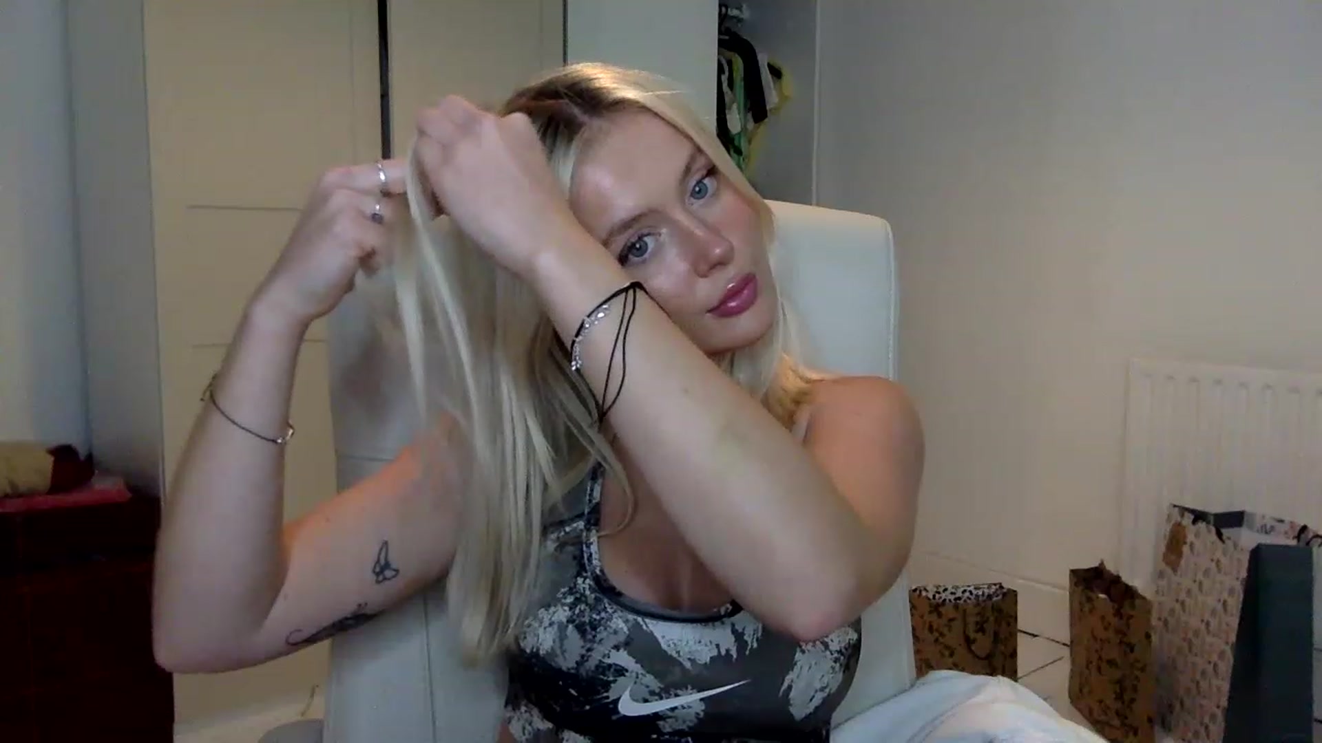 Gallery image thumbnail from BeaSaitou's myfreecams stream on, 12/19/2022, 17:11 image 19 of 20