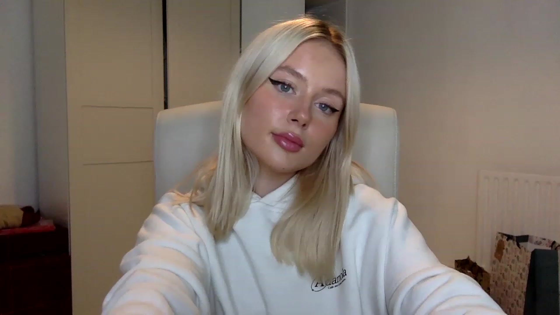 Gallery image thumbnail from BeaSaitou's myfreecams stream on, 12/19/2022, 17:11 image 6 of 20