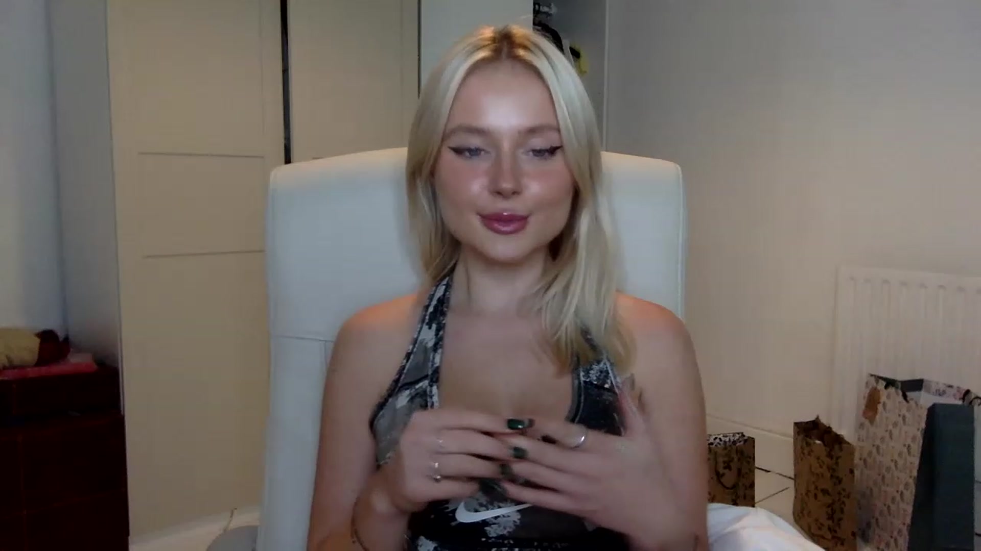 Gallery image thumbnail from BeaSaitou's myfreecams stream on, 12/19/2022, 17:11 image 18 of 20