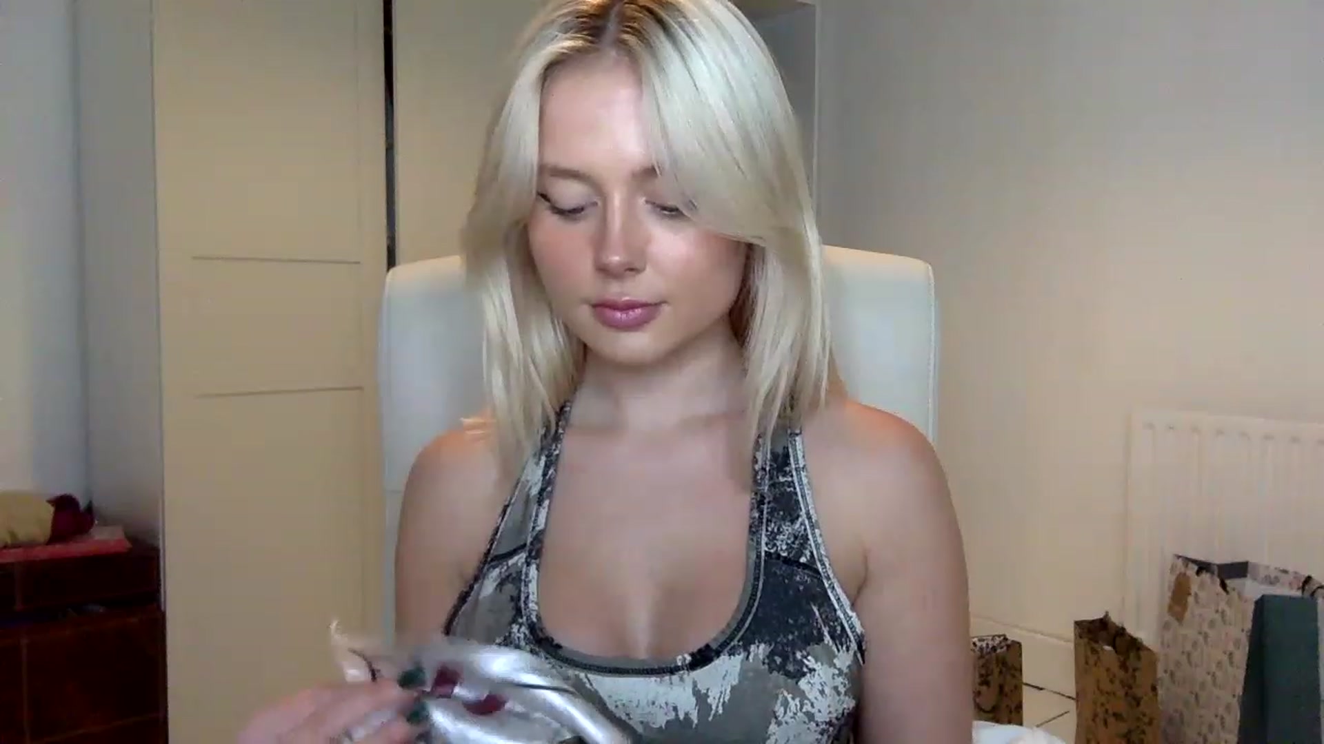 Gallery image thumbnail from BeaSaitou's myfreecams stream on, 12/19/2022, 17:11 image 16 of 20