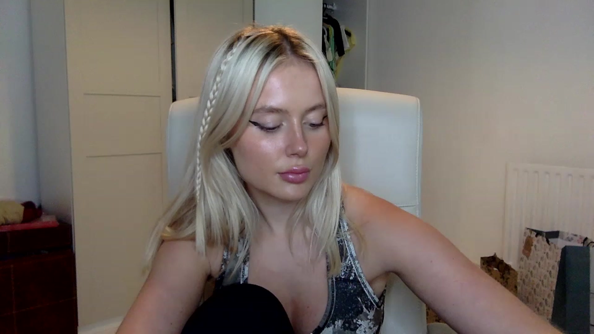 Gallery image thumbnail from BeaSaitou's myfreecams stream on, 12/19/2022, 17:53 image 16 of 20