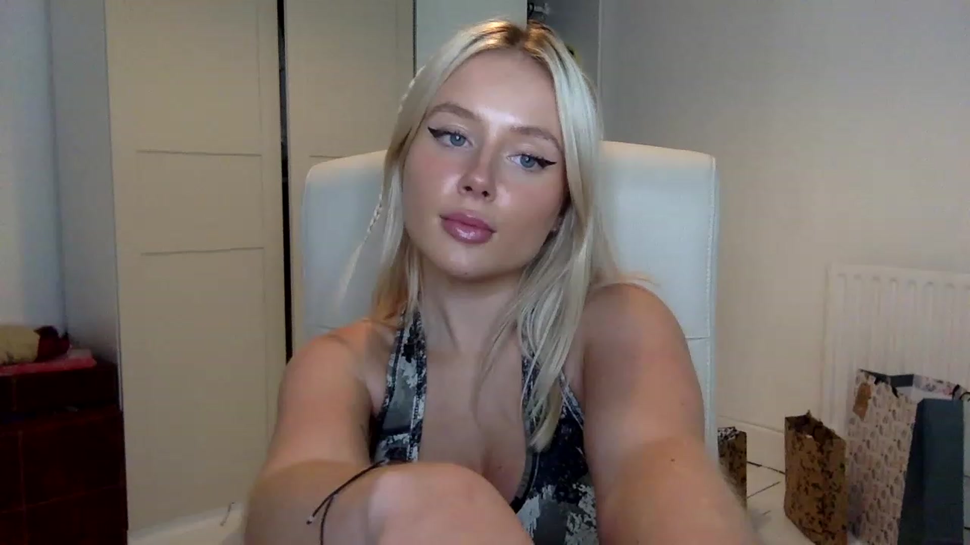 Gallery image thumbnail from BeaSaitou's myfreecams stream on, 12/19/2022, 17:53 image 15 of 20