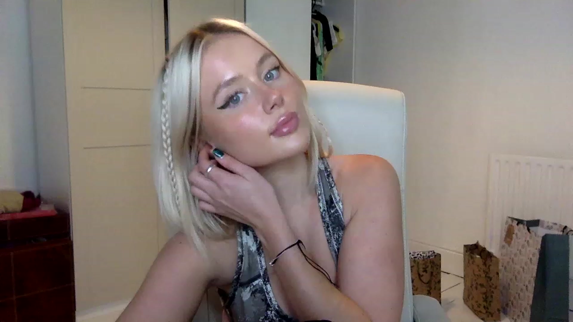 Gallery image thumbnail from BeaSaitou's myfreecams stream on, 12/19/2022, 17:53 image 6 of 20
