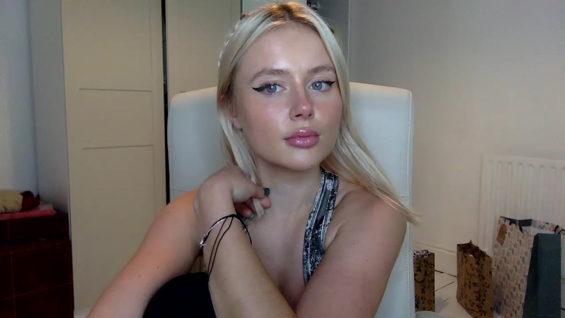 Gallery image thumbnail from BeaSaitou's myfreecams stream on, 12/19/2022, 17:53 image 20 of 20