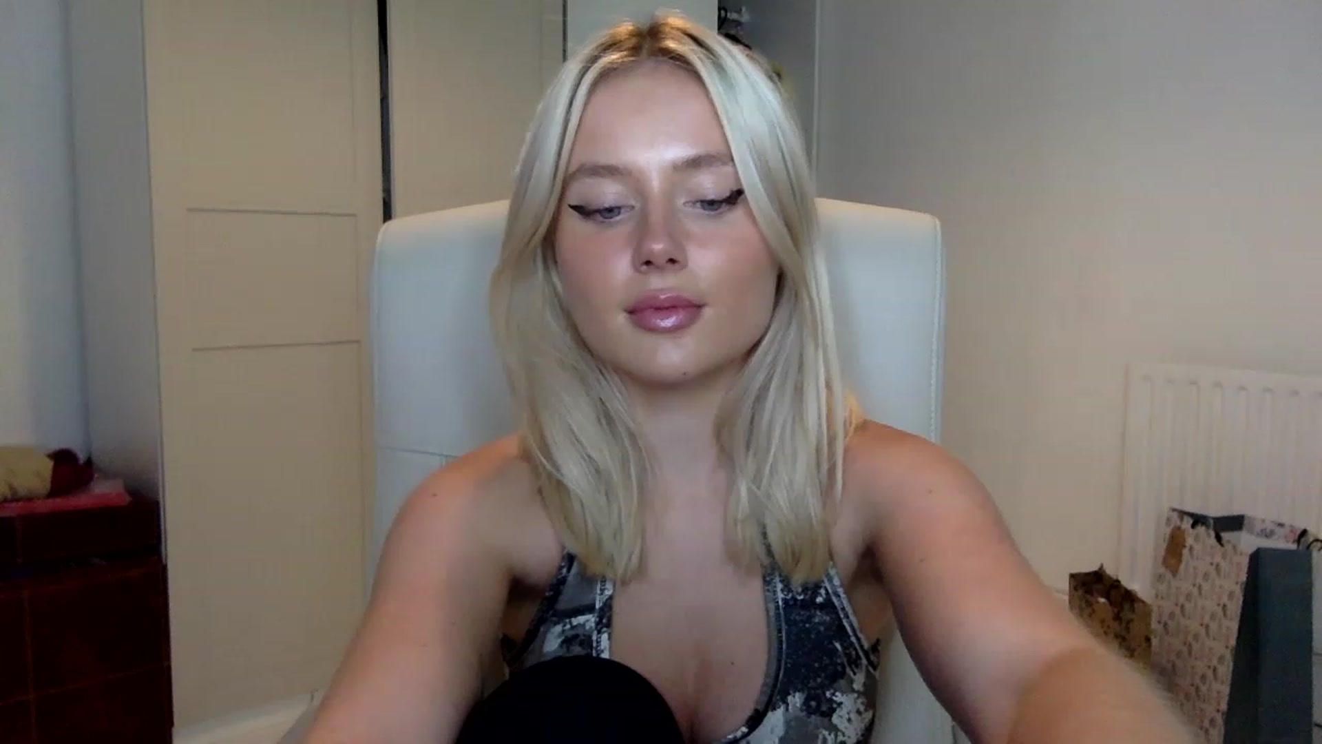 Gallery image thumbnail from BeaSaitou's myfreecams stream on, 12/19/2022, 17:53 image 19 of 20