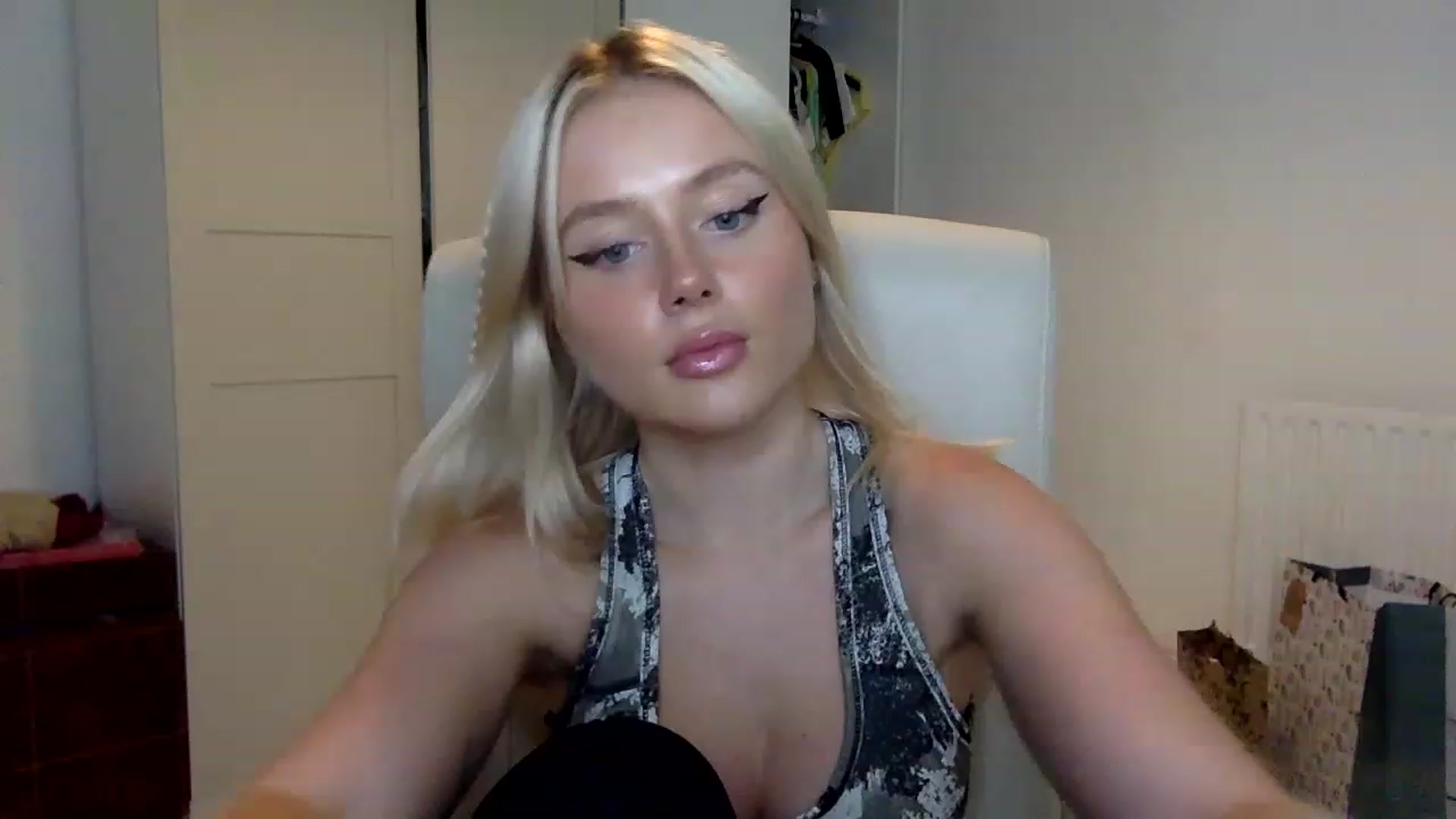 Gallery image thumbnail from BeaSaitou's myfreecams stream on, 12/19/2022, 17:53 image 14 of 20