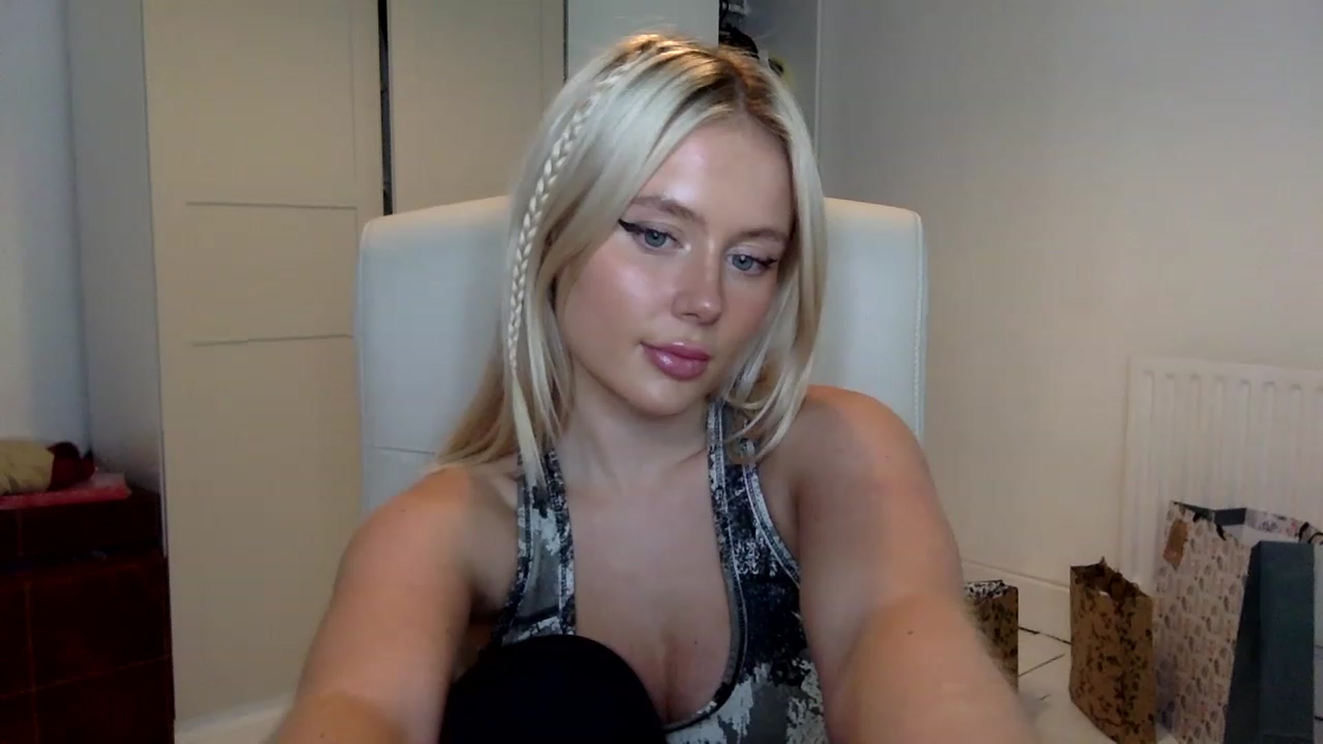 Gallery image thumbnail from BeaSaitou's myfreecams stream on, 12/19/2022, 17:53 image 17 of 20
