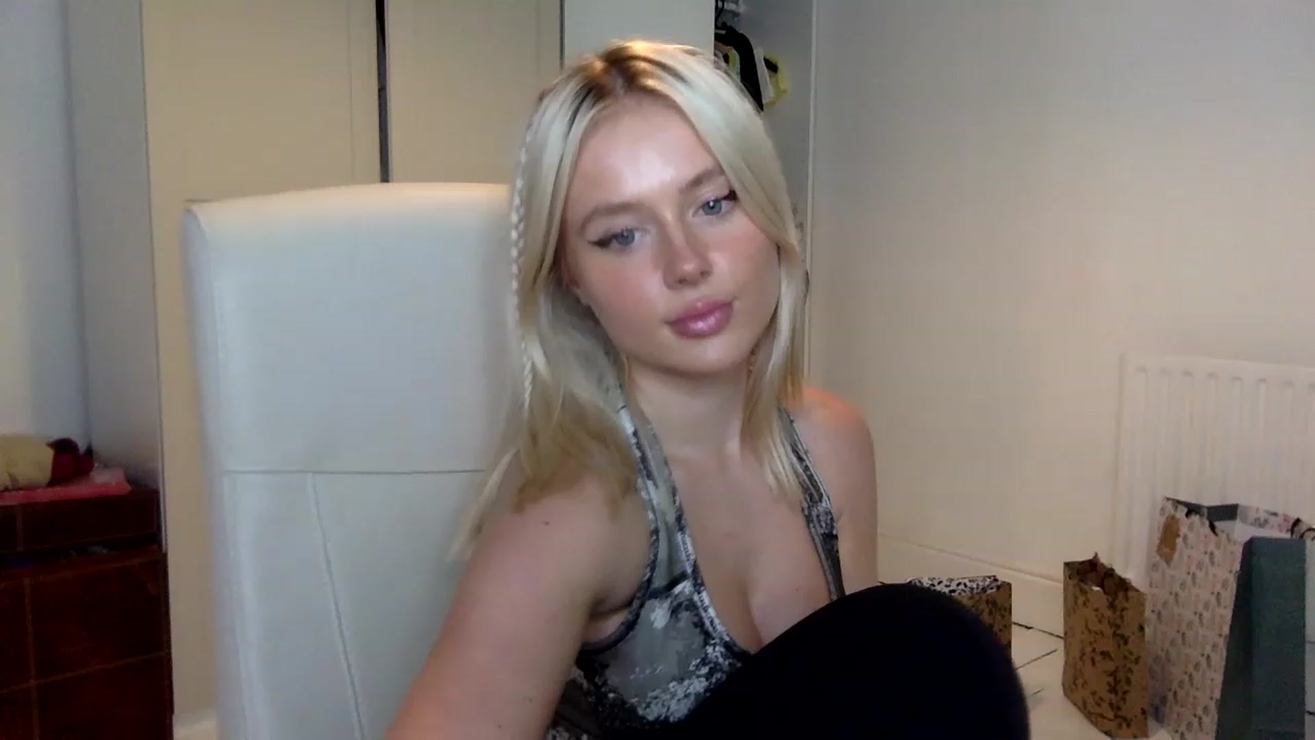 Gallery image thumbnail from BeaSaitou's myfreecams stream on, 12/19/2022, 17:53 image 7 of 20