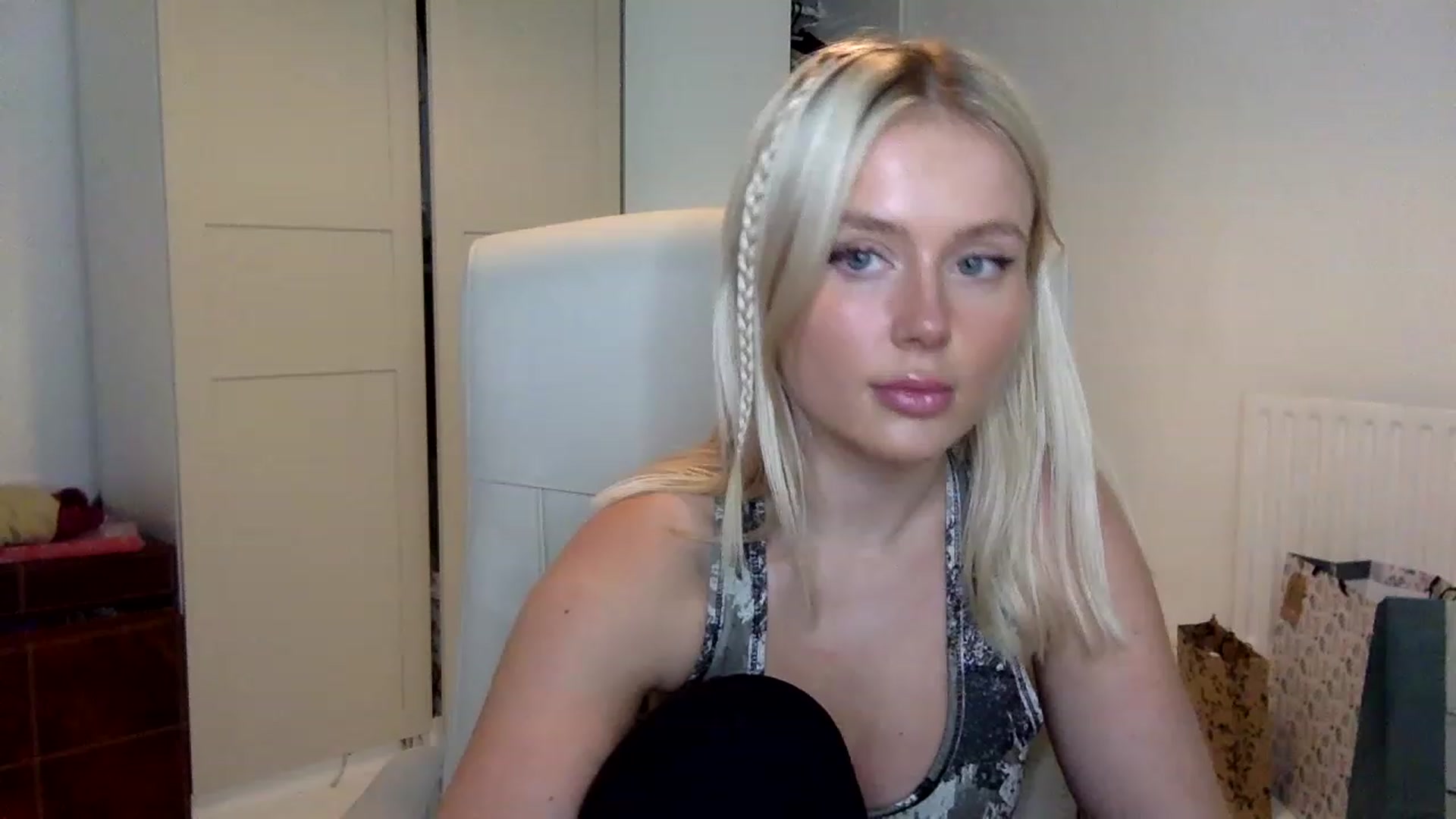Gallery image thumbnail from BeaSaitou's myfreecams stream on, 12/19/2022, 17:53 image 8 of 20