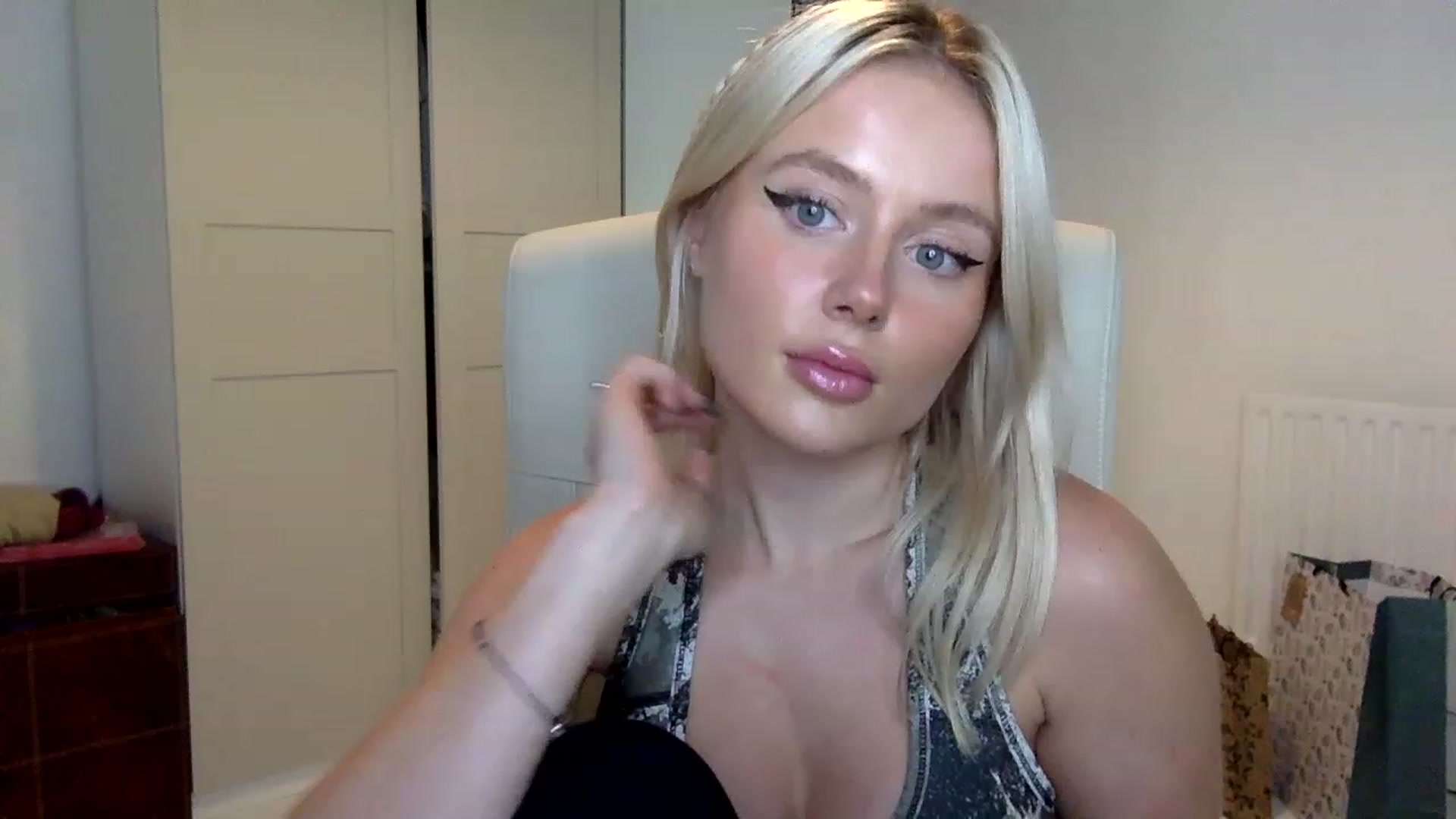 Gallery image thumbnail from BeaSaitou's myfreecams stream on, 12/19/2022, 17:53 image 3 of 20
