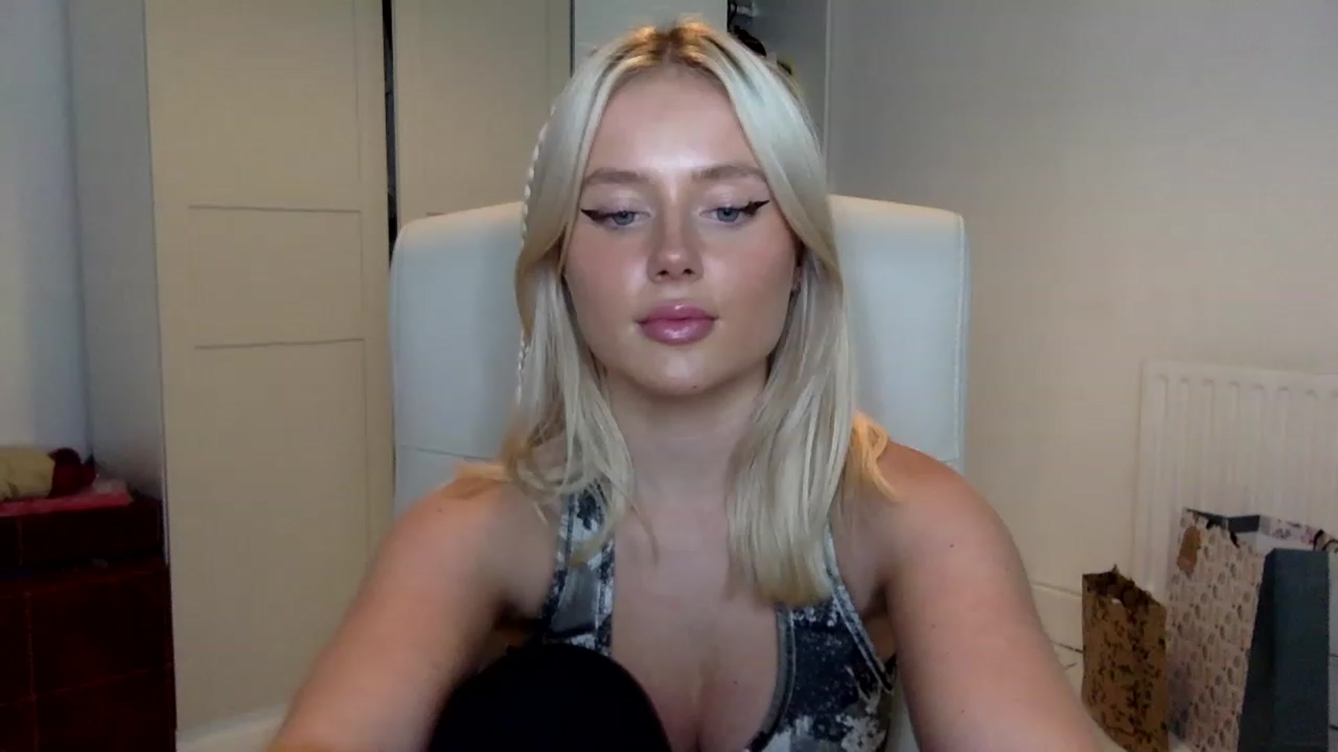 Gallery image thumbnail from BeaSaitou's myfreecams stream on, 12/19/2022, 17:53 image 12 of 20