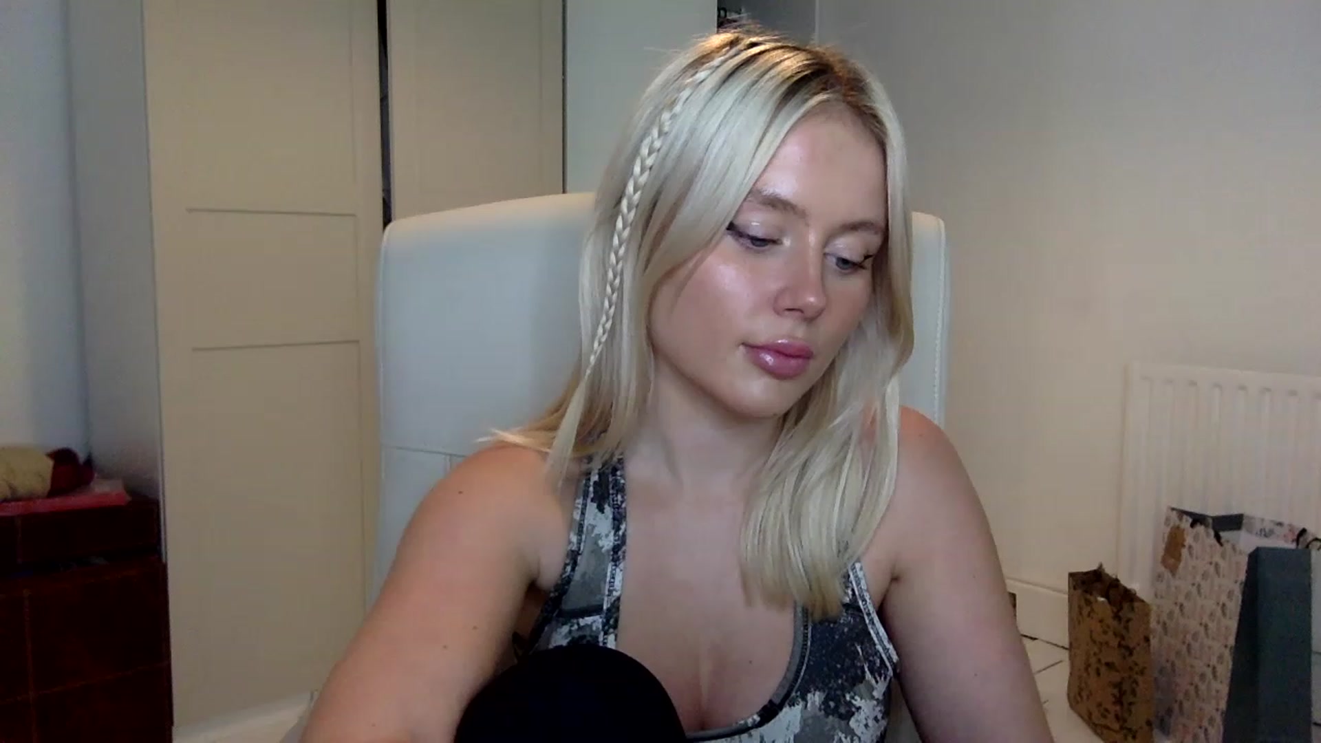 Gallery image thumbnail from BeaSaitou's myfreecams stream on, 12/19/2022, 17:53 image 13 of 20