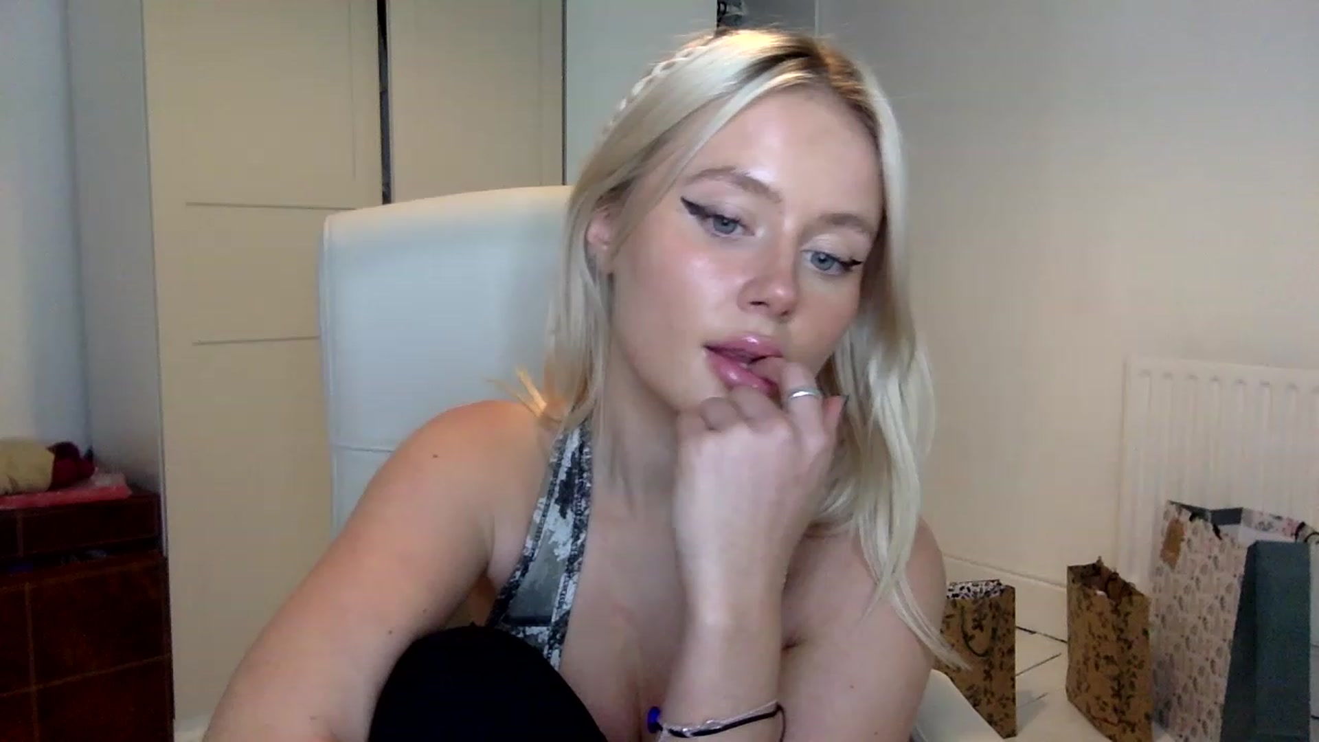 Gallery image thumbnail from BeaSaitou's myfreecams stream on, 12/19/2022, 17:53 image 2 of 20