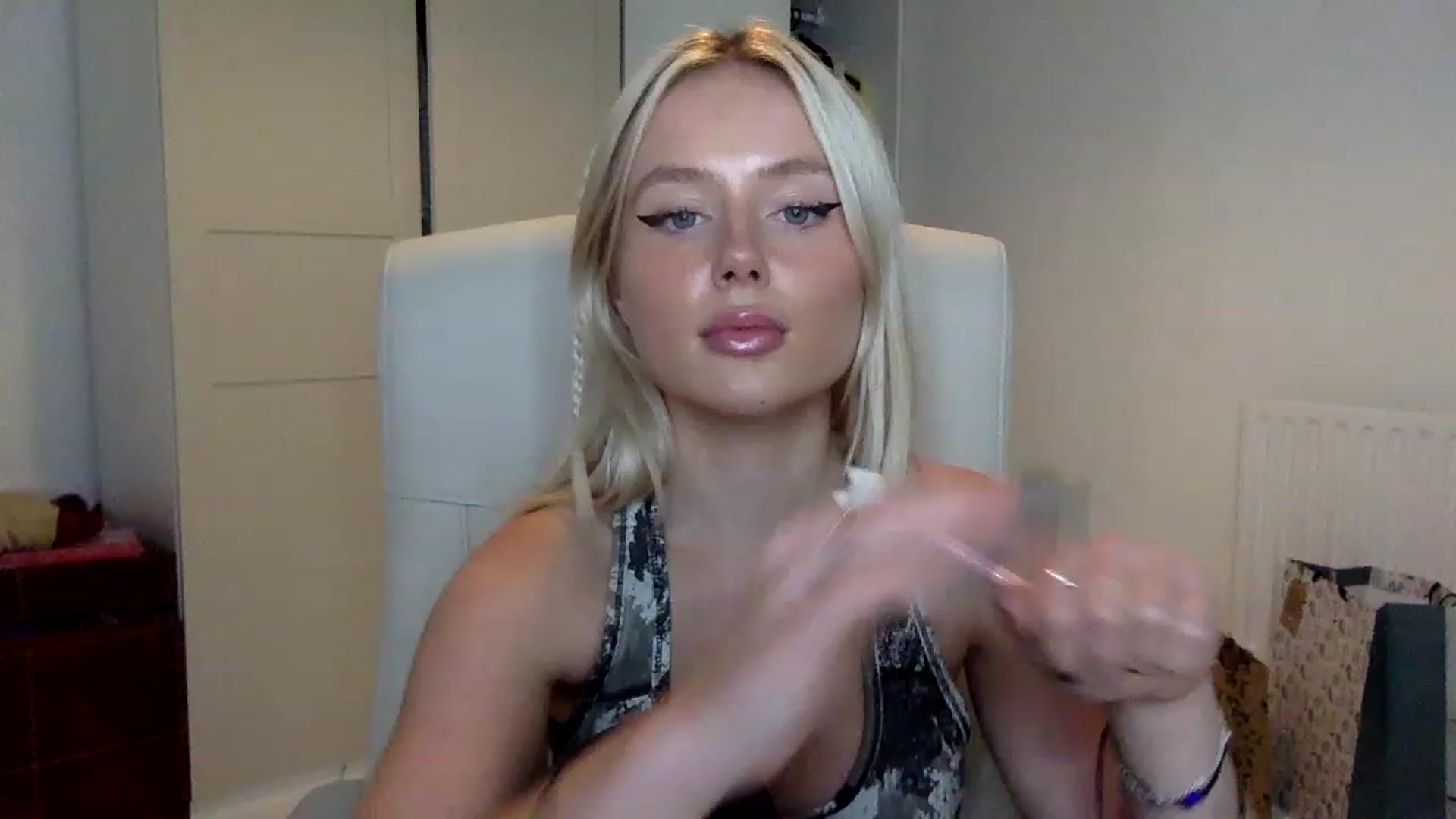 Gallery image thumbnail from BeaSaitou's myfreecams stream on, 12/19/2022, 17:53 image 18 of 20