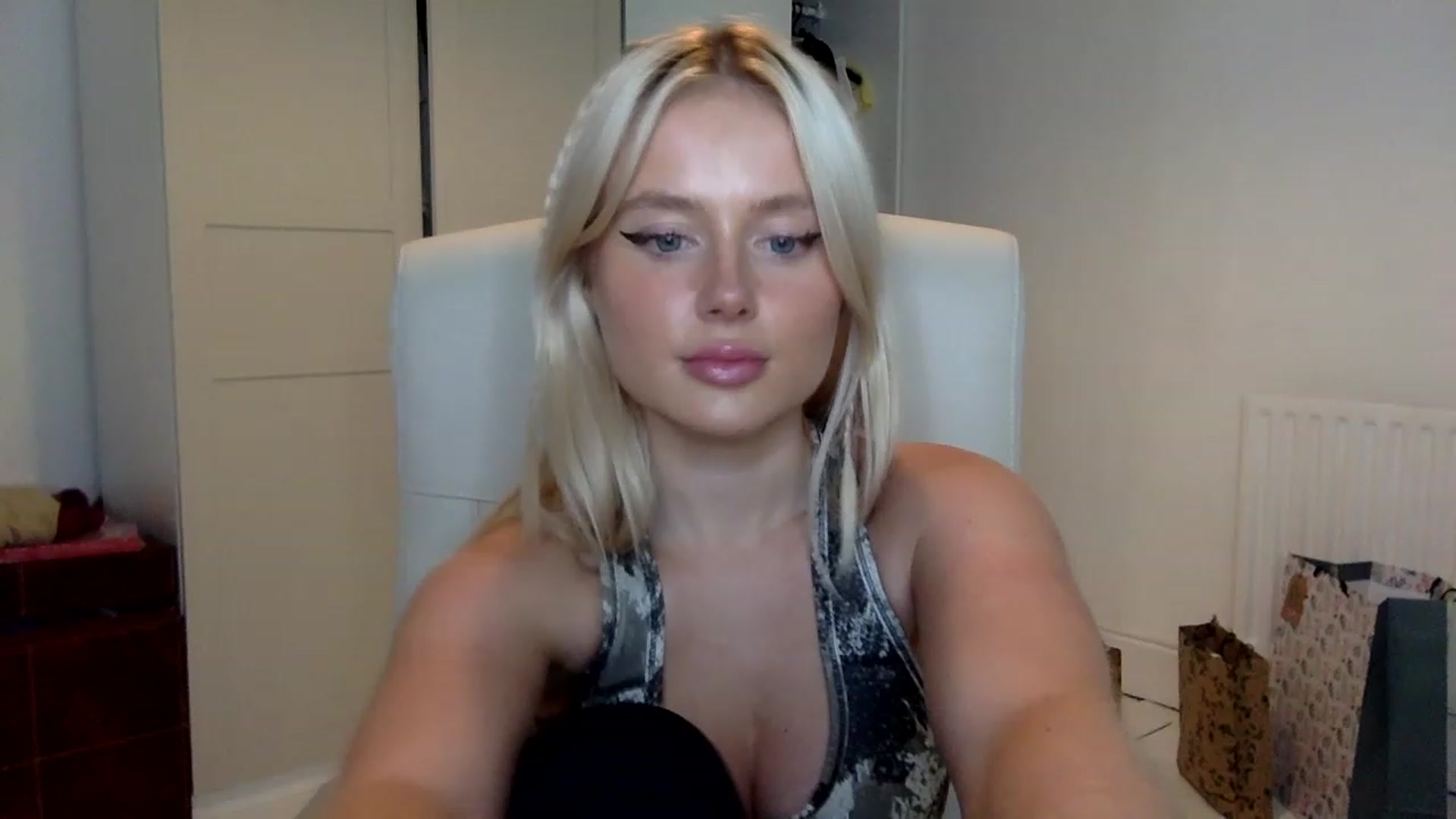Gallery image thumbnail from BeaSaitou's myfreecams stream on, 12/19/2022, 17:53 image 11 of 20