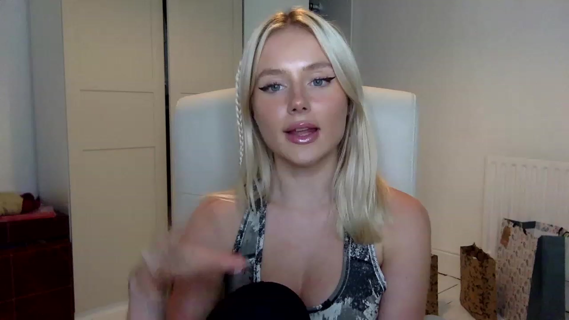 Gallery image thumbnail from BeaSaitou's myfreecams stream on, 12/19/2022, 17:53 image 9 of 20