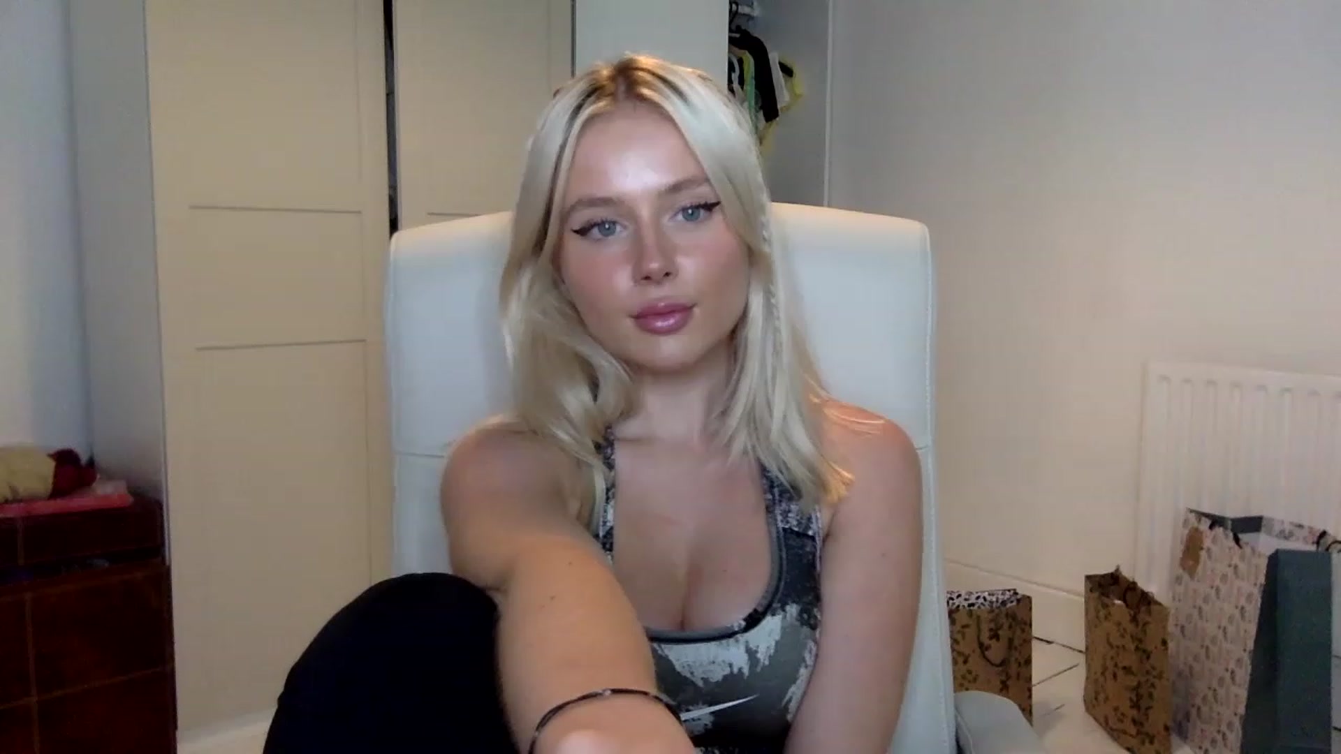 Gallery image thumbnail from BeaSaitou's myfreecams stream on, 12/19/2022, 17:53 image 5 of 20