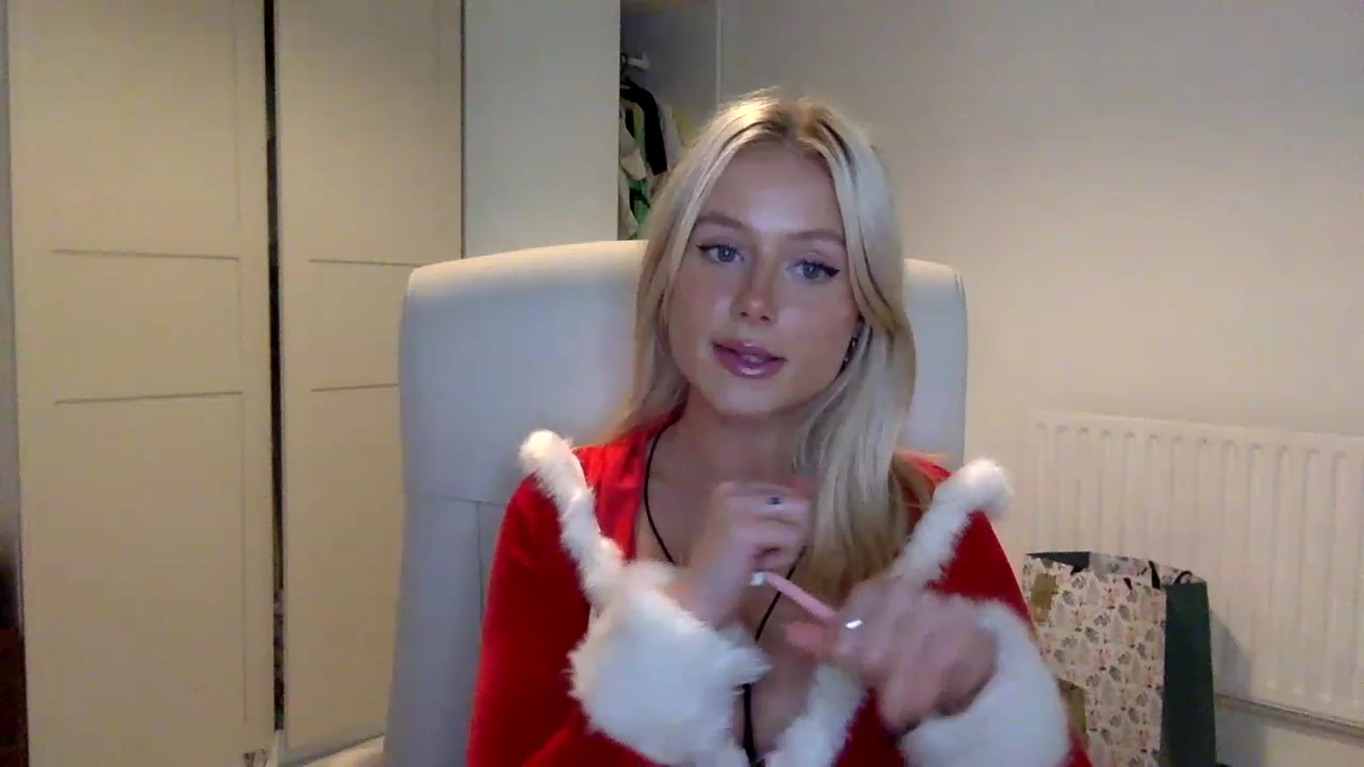 Gallery image thumbnail from BeaSaitou's myfreecams stream on, 12/20/2022, 17:14 image 10 of 20