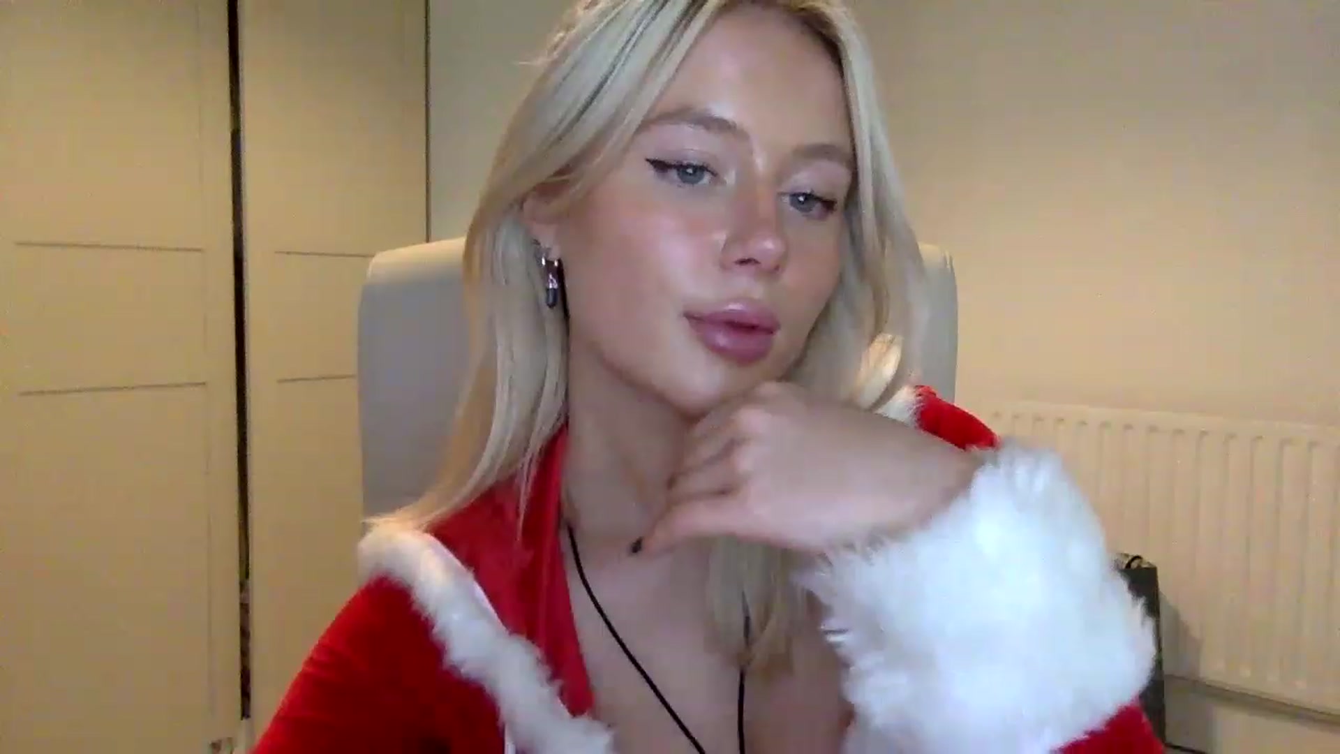 Gallery image thumbnail from BeaSaitou's myfreecams stream on, 12/20/2022, 18:45 image 2 of 20