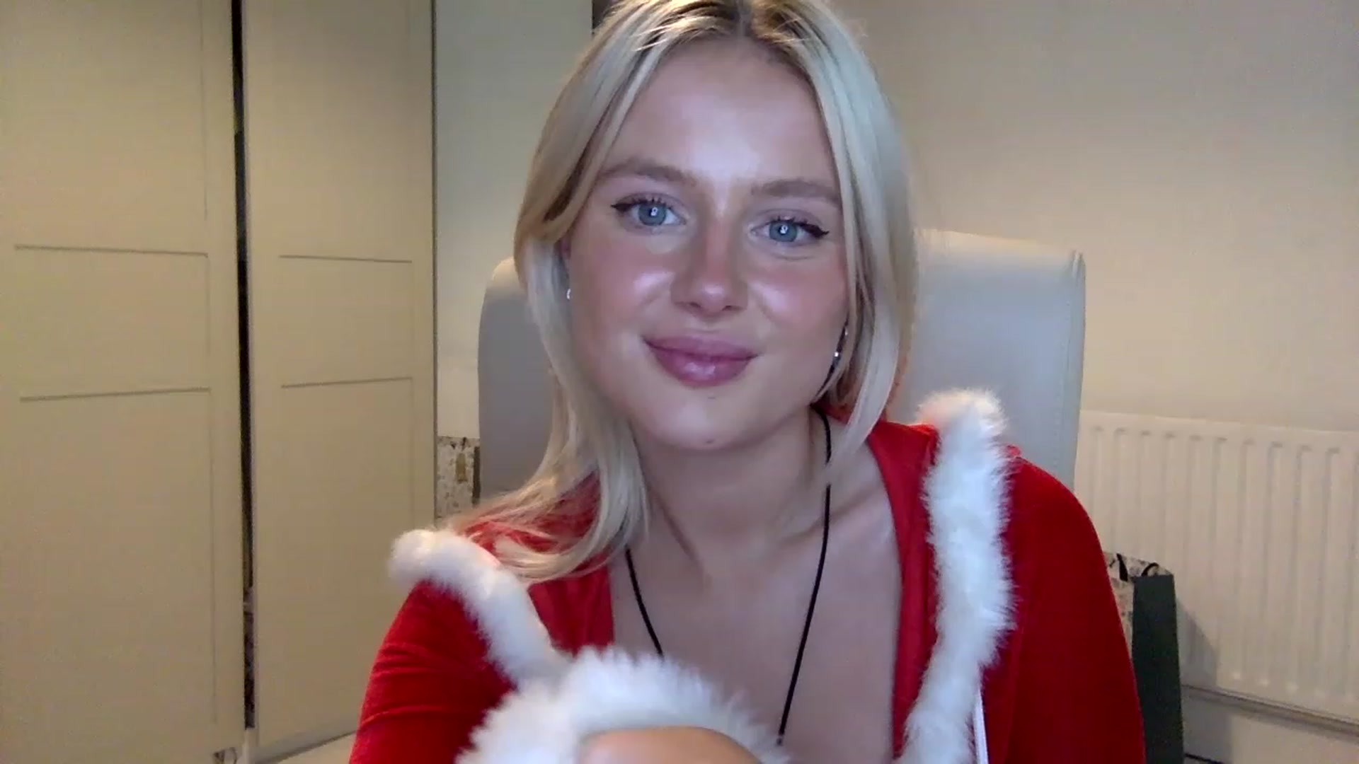 Gallery image thumbnail from BeaSaitou's myfreecams stream on, 12/20/2022, 18:45 image 4 of 20