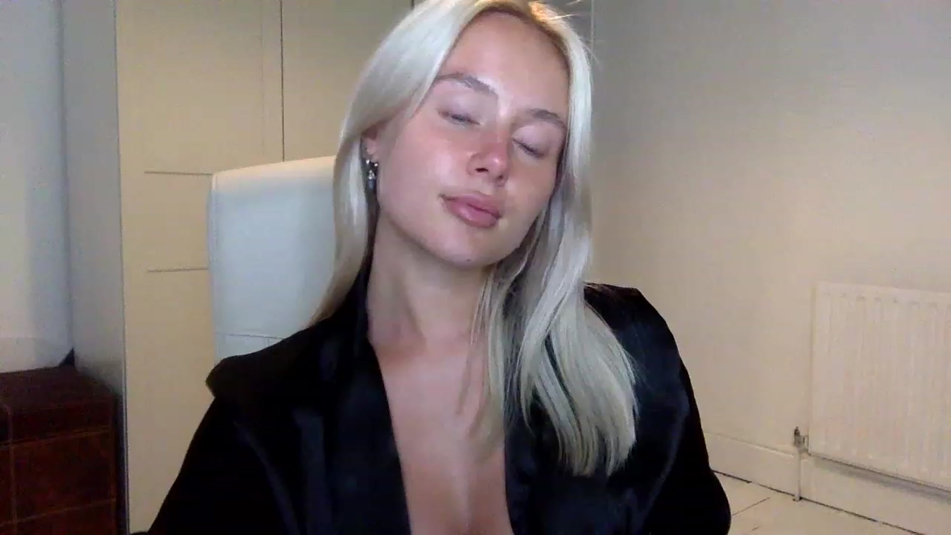 Gallery image thumbnail from BeaSaitou's myfreecams stream on, 01/17/2023, 21:39 image 13 of 20