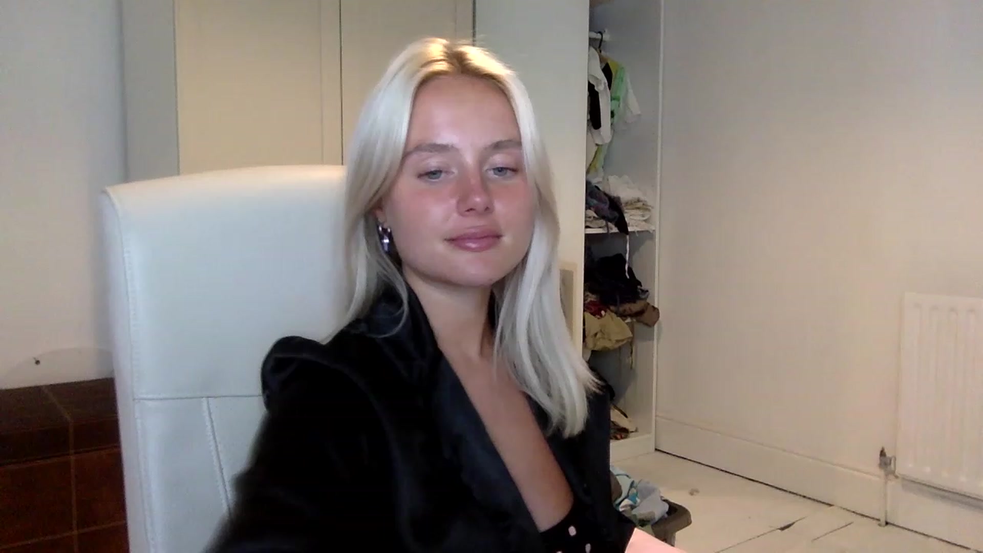 Gallery image thumbnail from BeaSaitou's myfreecams stream on, 01/17/2023, 21:39 image 1 of 20
